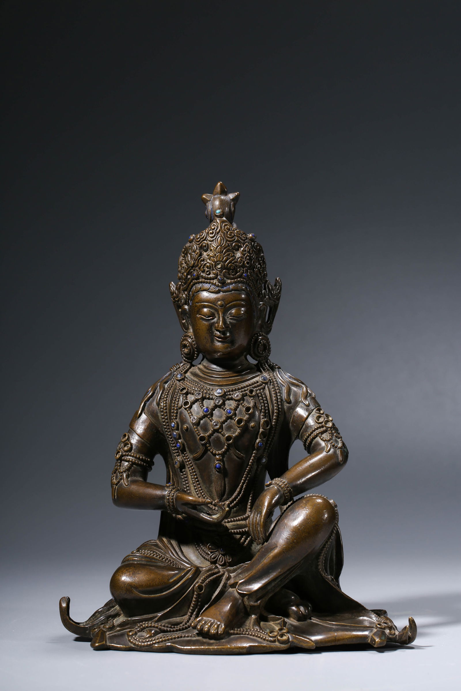 A BRONZE FIGURE OF AVALOKITESHVARA (1 of 8)