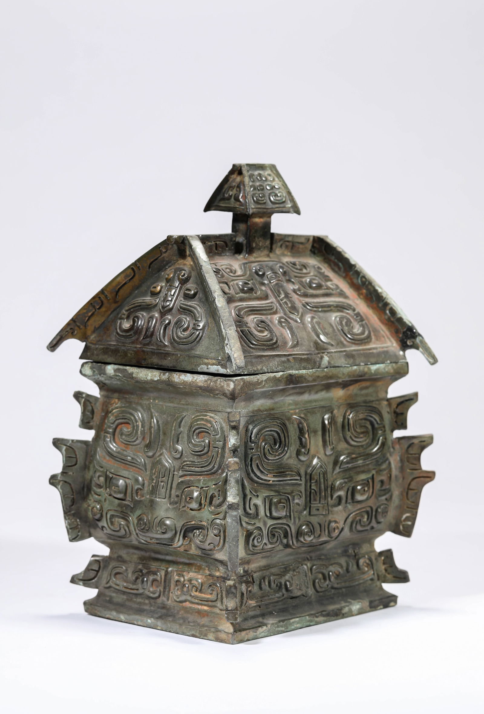 A BRONZE 'FANGLI' MEASURE: A BRONZE 'FANGLI' MEASURE Dimensions: Weight: 2751g. Length: 15.1 cm (5.94 in) x Width: 12.9 cm (5.08 in) x Height: 21.8 cm (8.58 in). All measurements are approximate.