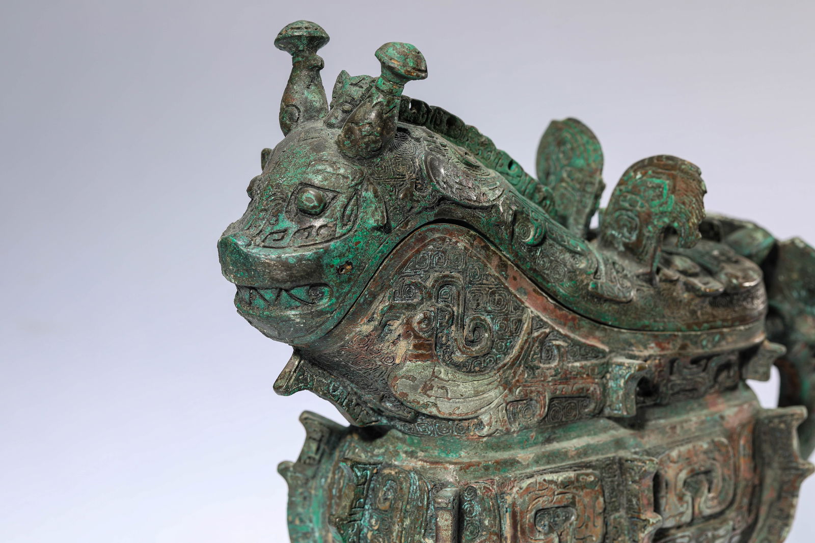 A BRONZE 'GONG' RITUAL WINE VESSEL: A BRONZE 'GONG' RITUAL WINE VESSEL Dimensions: Weight: 3.95kg. Length: 27.0 cm (10.63 in) x Width: 11.8 cm (4.65 in) x Height: 23.2 cm (9.13 in). All measurements are approximate.