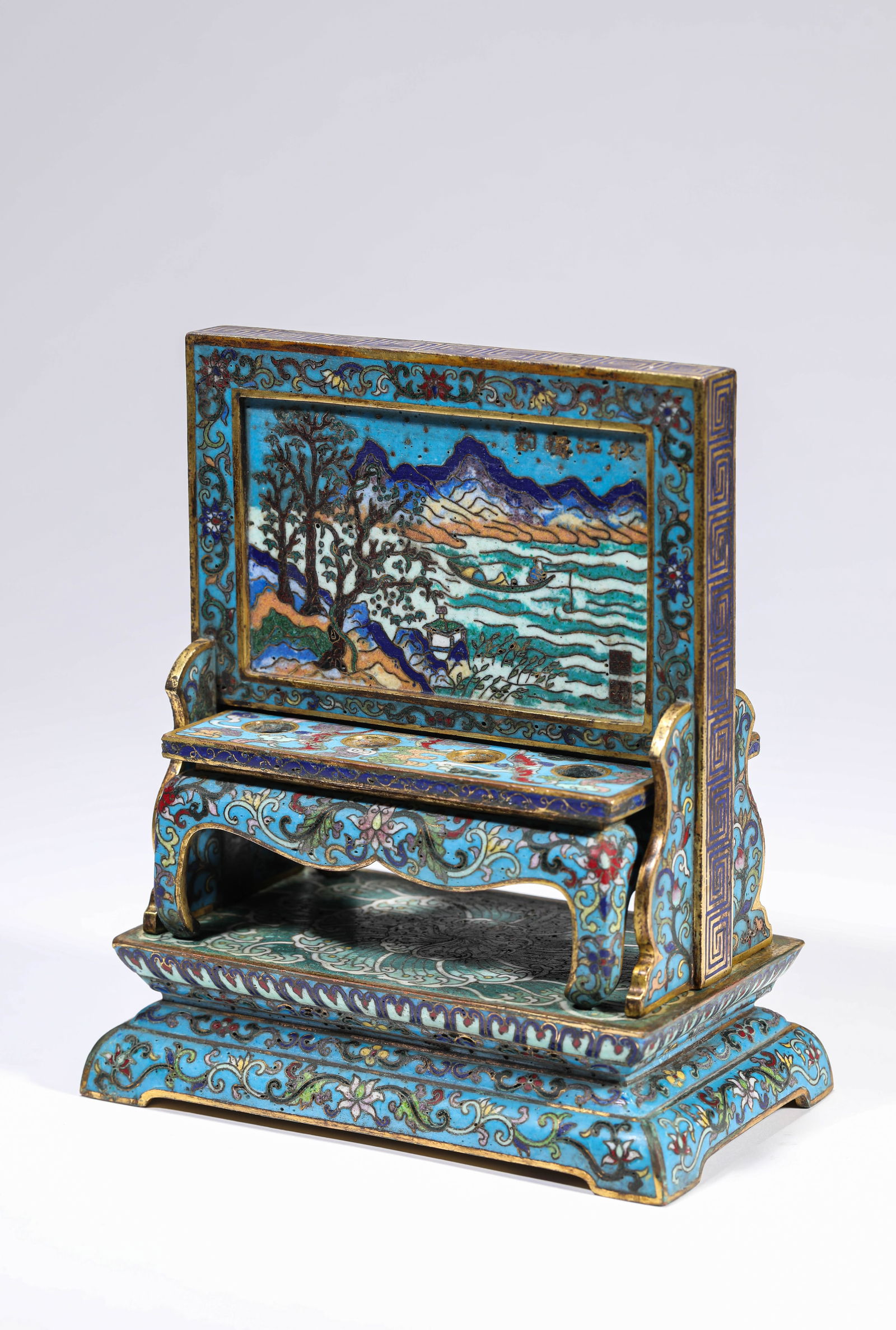 A CLOISONNé ENAMEL 'NARRATIVE SCENE AND IMPERIAL POEM' BRUSH REST: A CLOISONNé ENAMEL 'NARRATIVE SCENE AND IMPERIAL POEM' BRUSH REST Dimensions: Weight: 1609g. Length: 14.5 cm (5.71 in) x Width: 8.5 cm (3.35 in) x Height: 16.8 cm (6.61 in). All measurements are