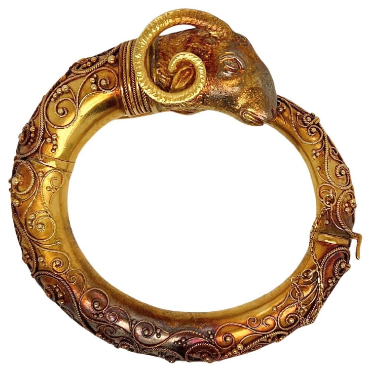 18K GOLD SHEEP HEAD BRACELET IN THE ETRUSCAN REVIVAL STYLE OF THE VICTORIAN ERA: 18K GOLD SHEEP HEAD BRACELET IN THE ETRUSCAN REVIVAL STYLE OF THE VICTORIAN ERADescription:18K gold sheep head bracelet in the Etruscan Revival style of the Victorian era, decorated with metal wires