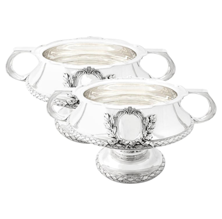 A PAIR OF BRITISH STERLING SILVER ANTIQUE BOWLS FROM THE GEORGE V ERA: A PAIR OF BRITISH STERLING SILVER ANTIQUE BOWLS FROM THE GEORGE V ERA Description: A pair of exquisite and imposing British sterling silver antique bowls/ornaments from the George V era, in the Art No