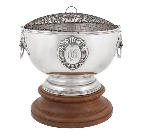 A GEORGE V STERLING SILVER TWIN HANDLED BOWL, LONDON 1913 BY HOLLAND, ALDWINCKLE AND SLATER: A GEORGE V STERLING SILVER TWIN HANDLED BOWL, LONDON 1913 BY HOLLAND, ALDWINCKLE AND SLATER Description: George V era pure silver double-eared bowl, London, 1913, made by Holland, Aldwinckle and Slate