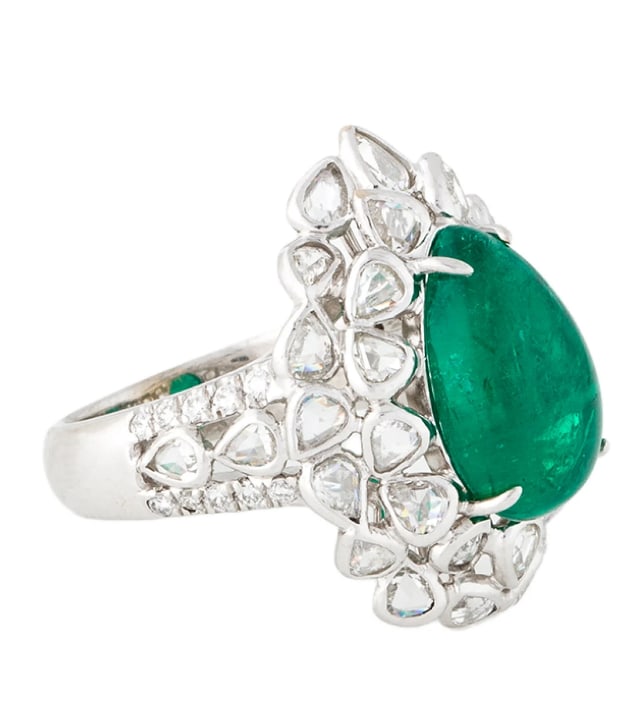EMSARU 18K 4.88CT EMERALD & DIAMOND COCKTAIL RING: EMSARU18K 4.88CT EMERALD & DIAMOND COCKTAIL RINGEstimated item measurementsBand Width: 6.5mmOrnament Length: 23.8mmOrnament Width: 20.1mmMarks: 18K, 750Total Item Weight (g): 10.5Gemstone: