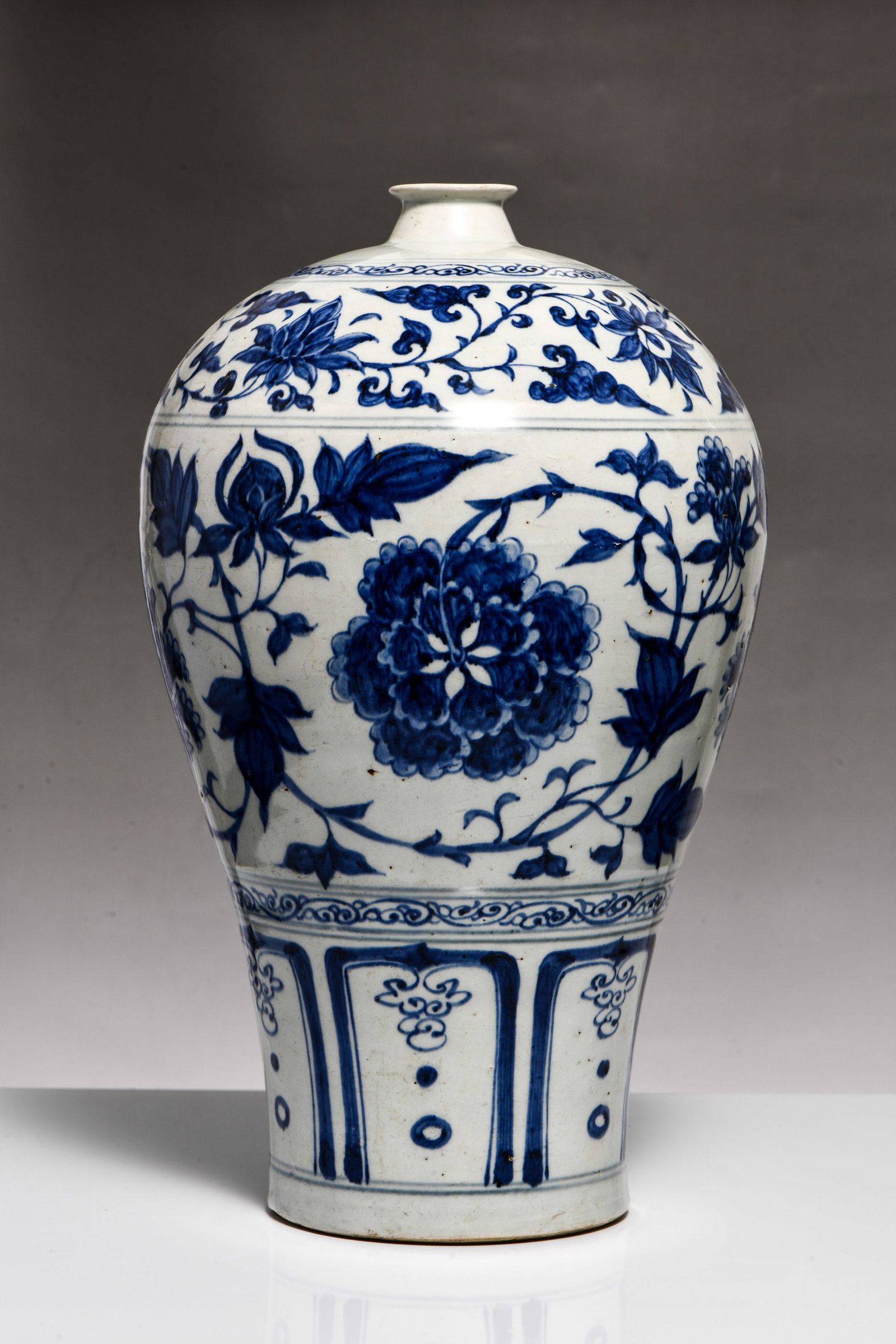 BLUE AND WHITE SCROLL-LEAF LOTUS PATTERN VASE - 3