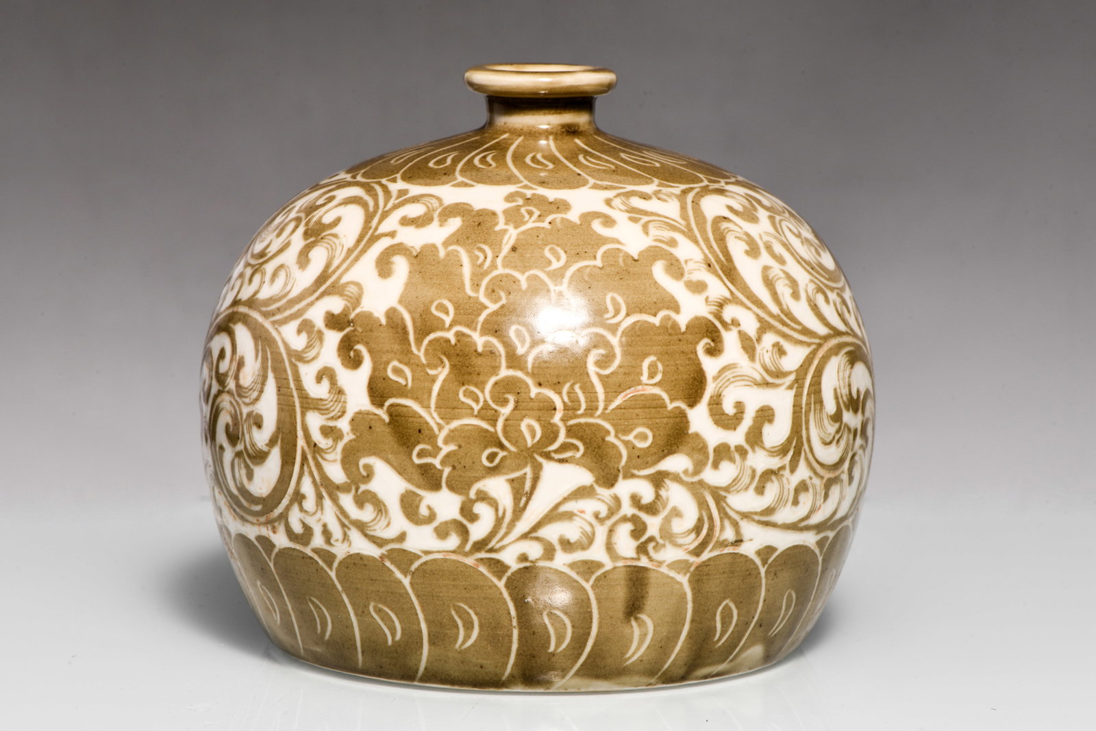 WHITE BASE WITH BROWN-COLORED PEONY PATTERN SWIRL BOTTLE: WHITE BASE WITH BROWN-COLORED PEONY PATTERN SWIRL BOTTLEDescription:Width: 17 cm Height: 15 cm