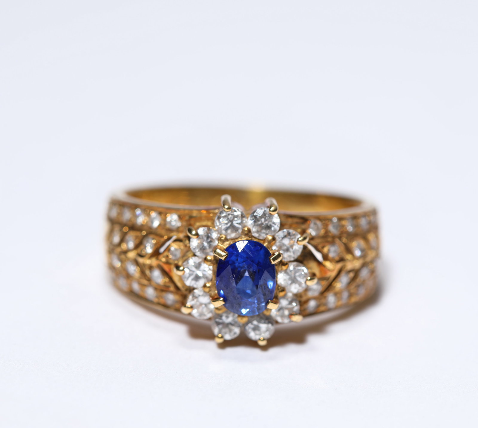 A SAPPHIRE AND GOLD RING: A SAPPHIRE AND GOLD RING Dimensions: Weight: 4g. Width: 1.5 cm (0.59 in). All measurements are approximate.