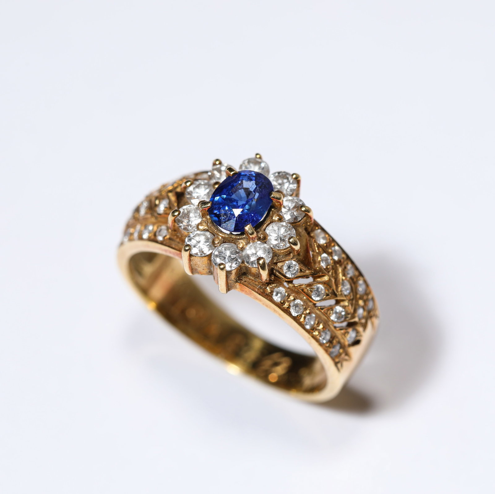 A SAPPHIRE AND GOLD RING - 2