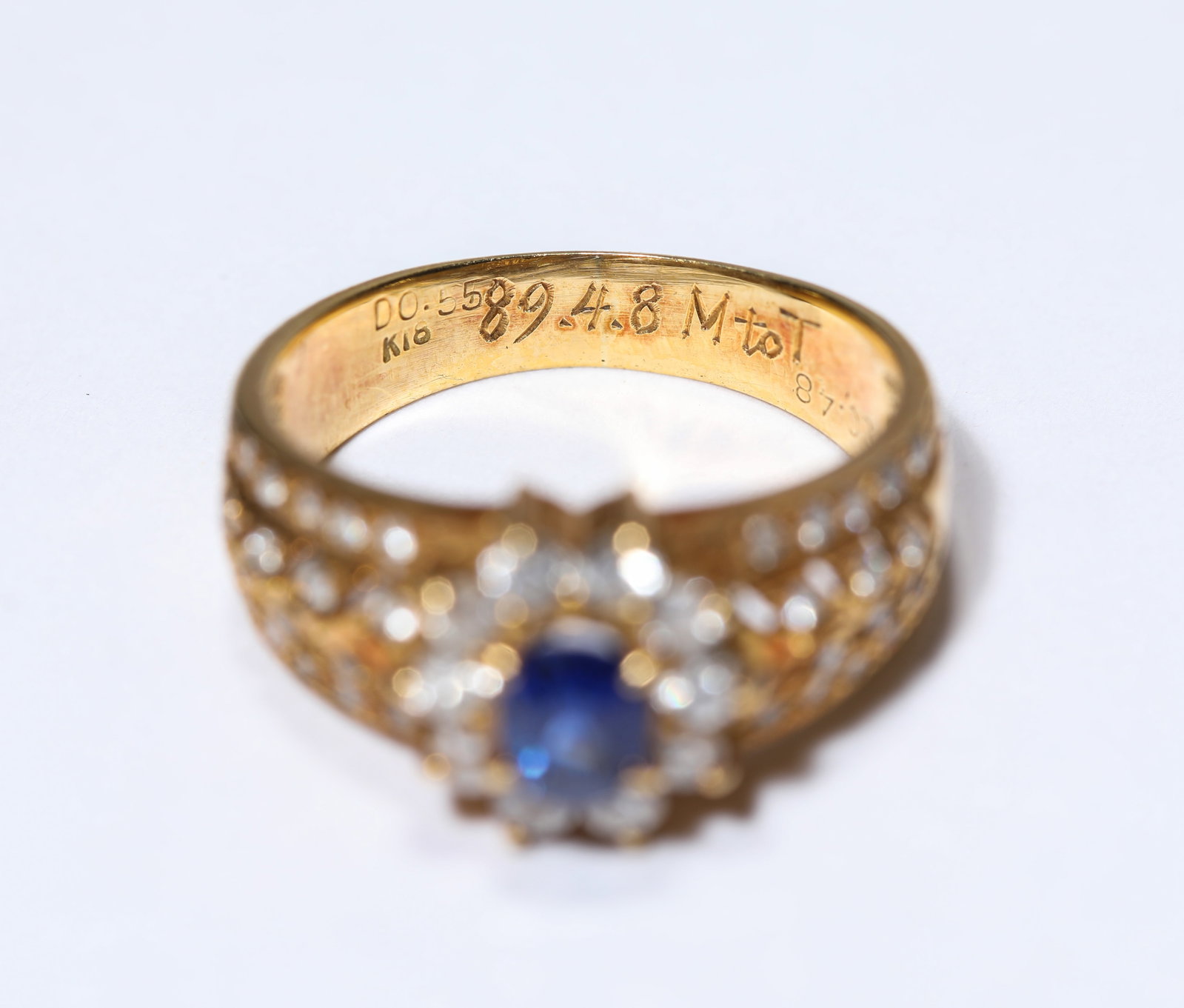 A SAPPHIRE AND GOLD RING - 3