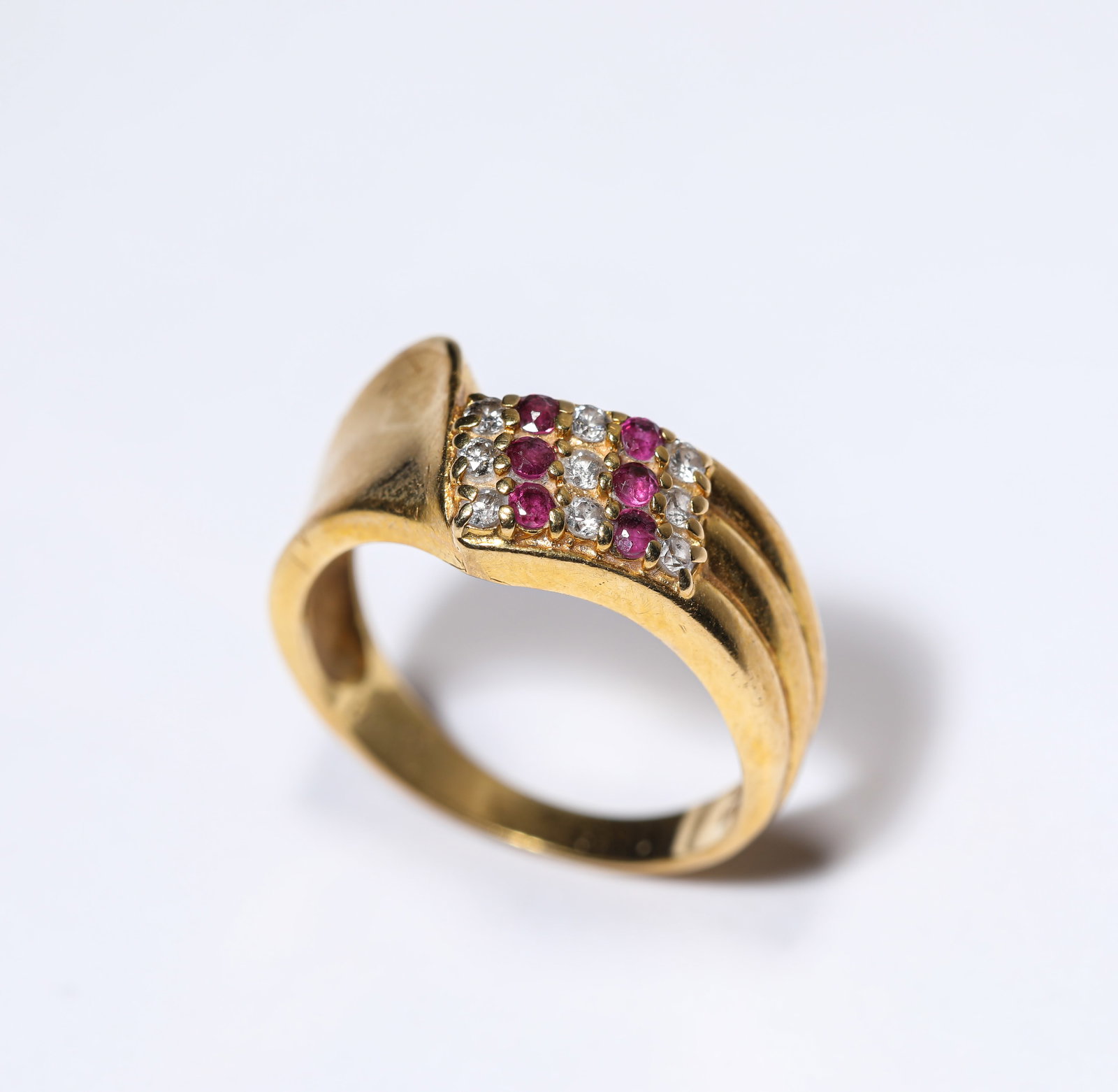 A RUBY AND GOLD RING: A RUBY AND GOLD RING Dimensions: Weight: 4g. Width: 1.6 cm (0.63 in). All measurements are approximate.