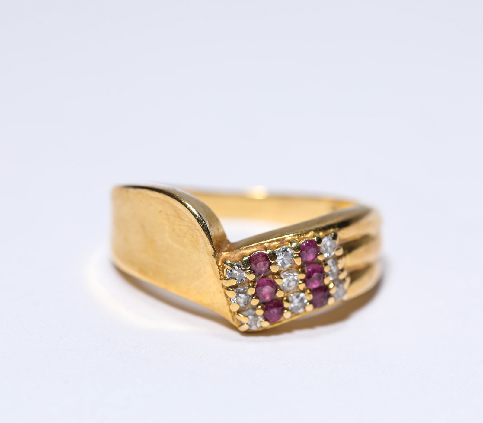 A RUBY AND GOLD RING - 2