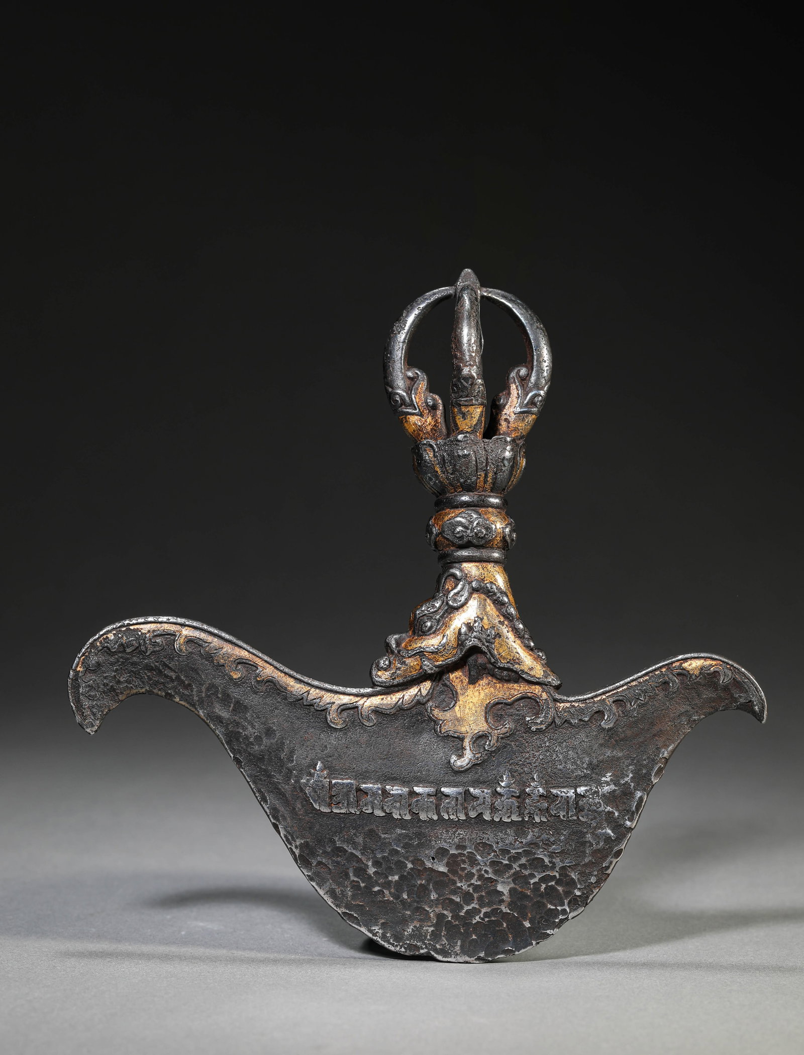 A TIBETAN IRON AND GOLD CHAMPLEVé 'VAJRA CRESCENT KNIFE' RITUAL OBJECT: A TIBETAN IRON AND GOLD CHAMPLEVé 'VAJRA CRESCENT KNIFE' RITUAL OBJECT Dimensions: Weight: 672g. Length: 17.5 cm (6.89 in) x Width: 4.0 cm (1.57 in) x Height: 17.5 cm (6.89 in). All measurements are