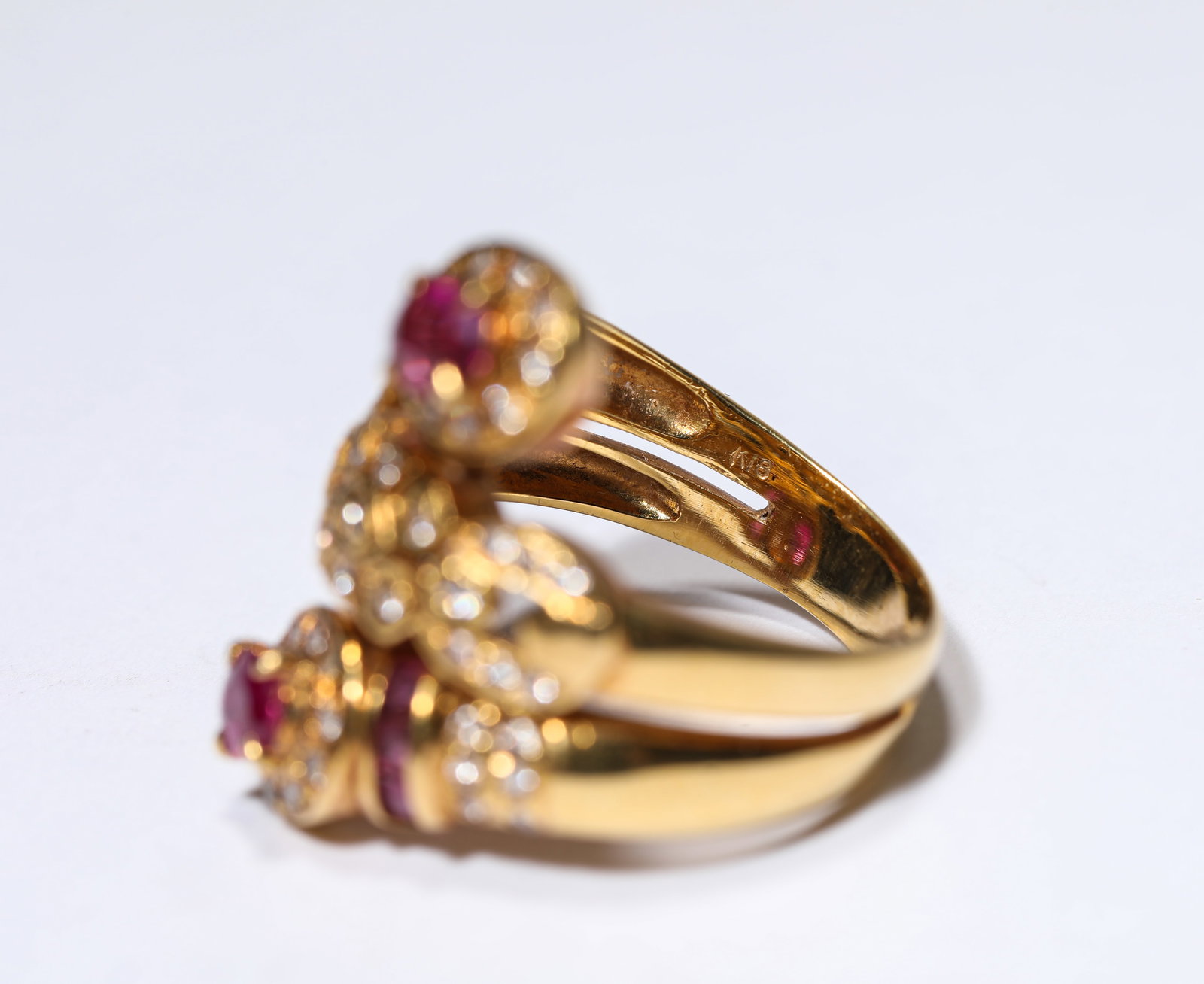 A RUBY AND GOLD RING - 4