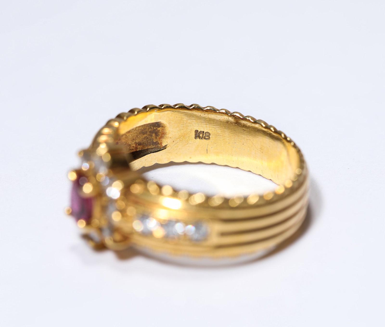 A RUBY AND GOLD RING - 3