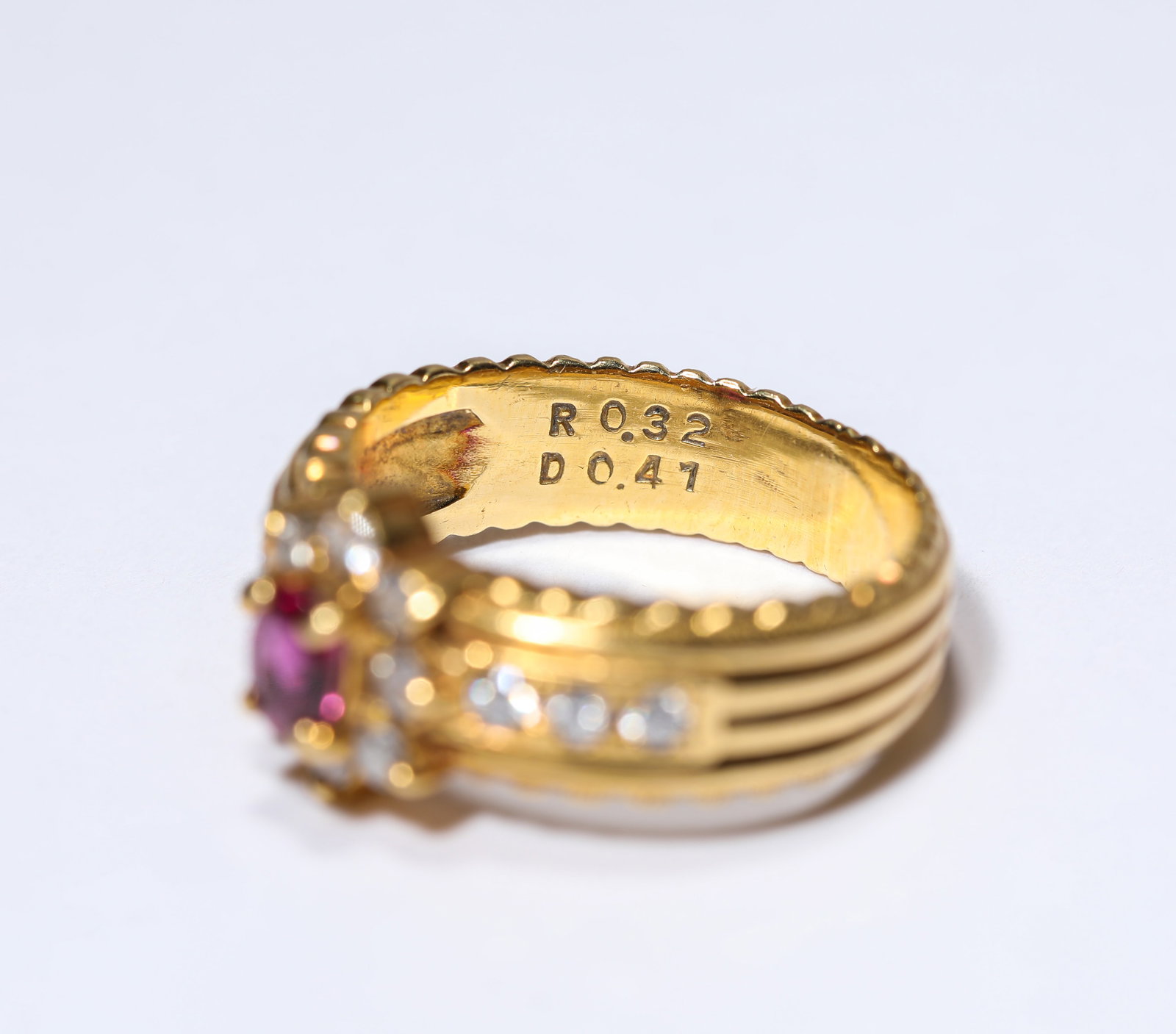 A RUBY AND GOLD RING - 4
