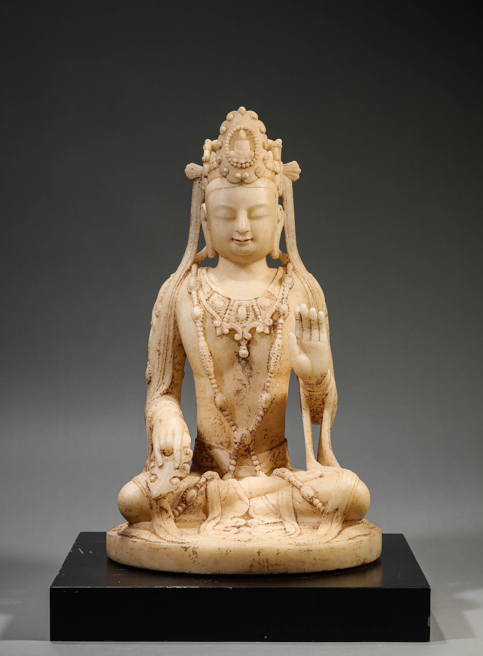 A WHITE MARBLE SEATED FIGURE OF AVALOKITESHVARA (1 of 7)