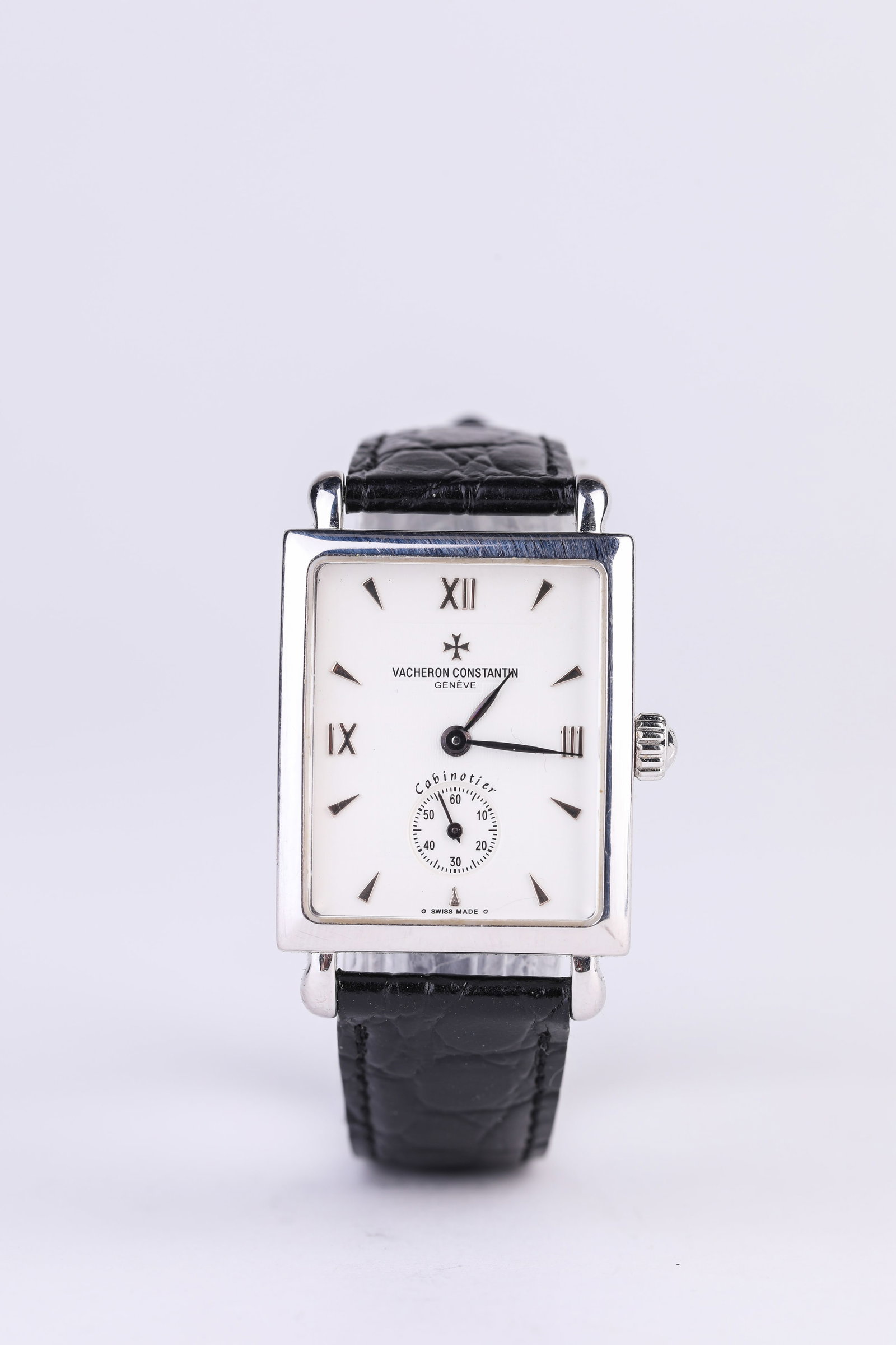 A VACHERON CONSTANTIN 18K GOLD QUARTZ MECHANICAL WRISTWATCH: A VACHERON CONSTANTIN 18K GOLD QUARTZ MECHANICAL WRISTWATCH Dimensions: Length: 3.1 cm (1.22 in) x Width: 2.9 cm (1.14 in). All measurements are approximate.