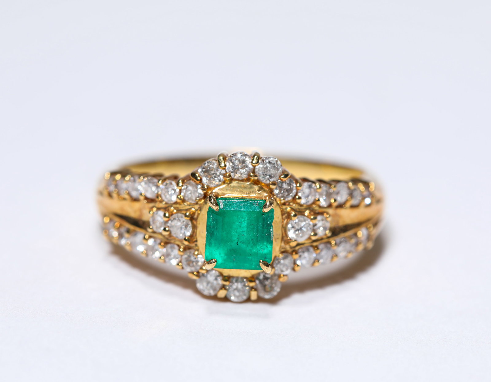 AN EMERALD AND GOLD RING - 2