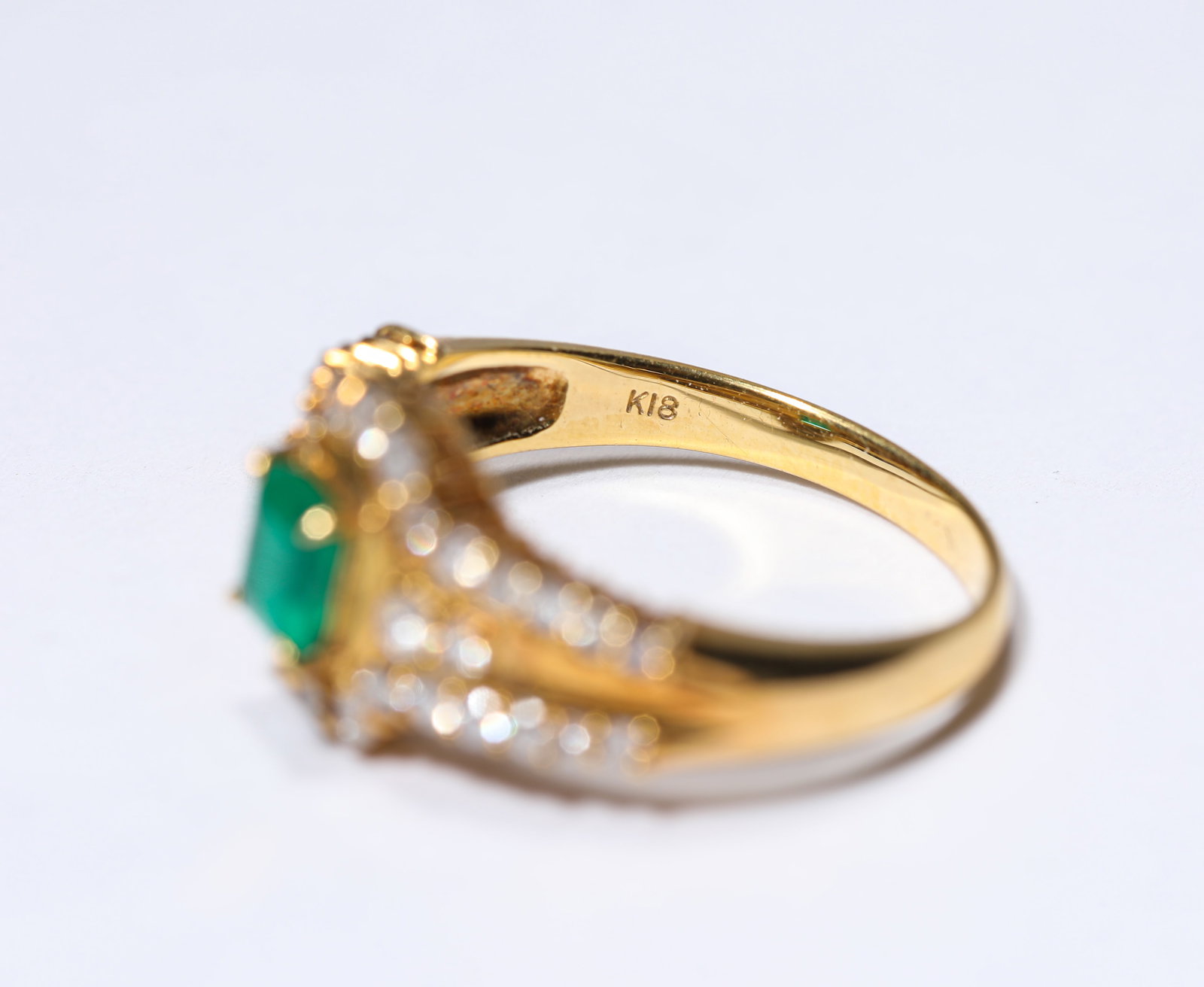 AN EMERALD AND GOLD RING - 3