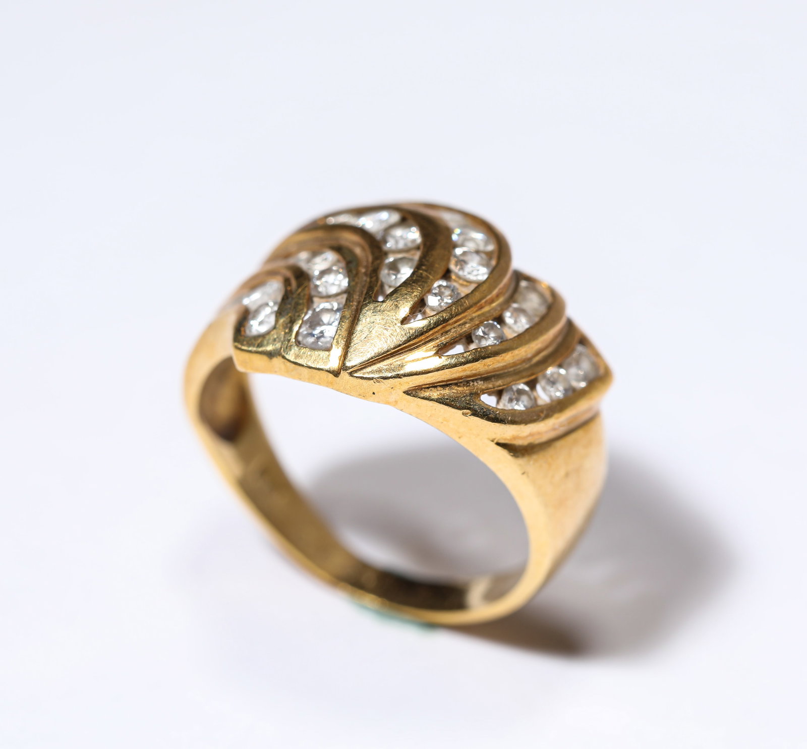 A DIAMOND AND GOLD RING - 2