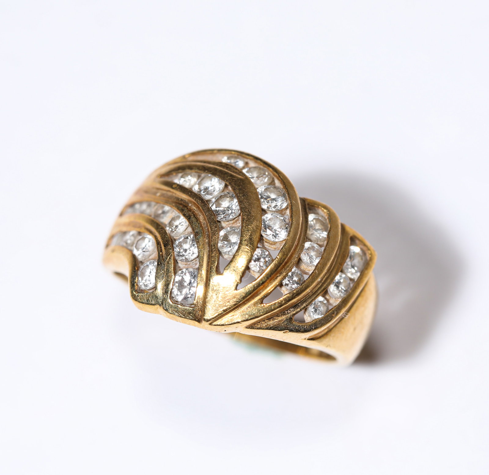 A DIAMOND AND GOLD RING - 3
