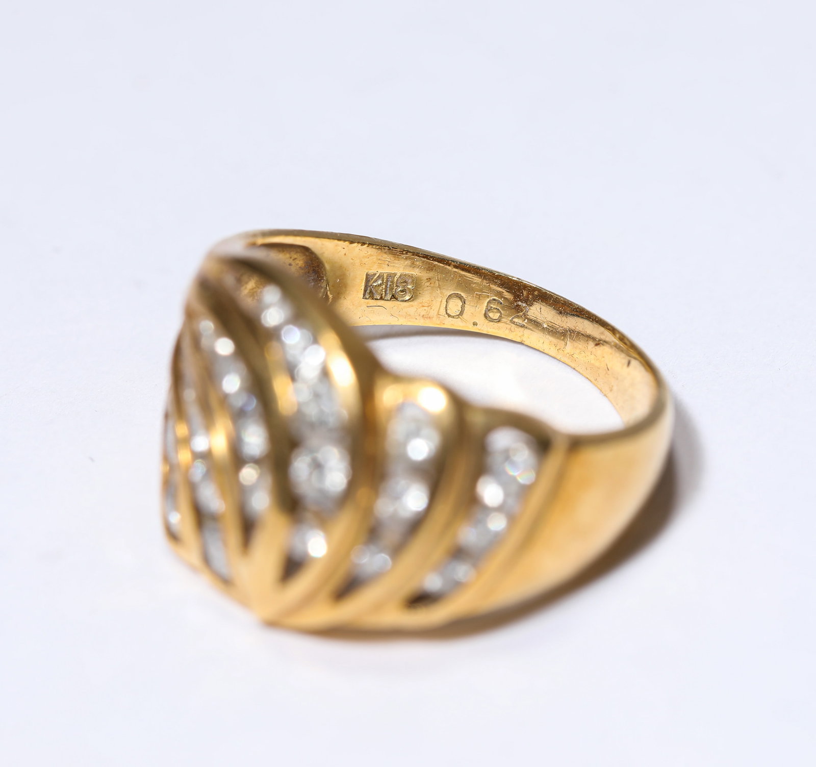 A DIAMOND AND GOLD RING - 4