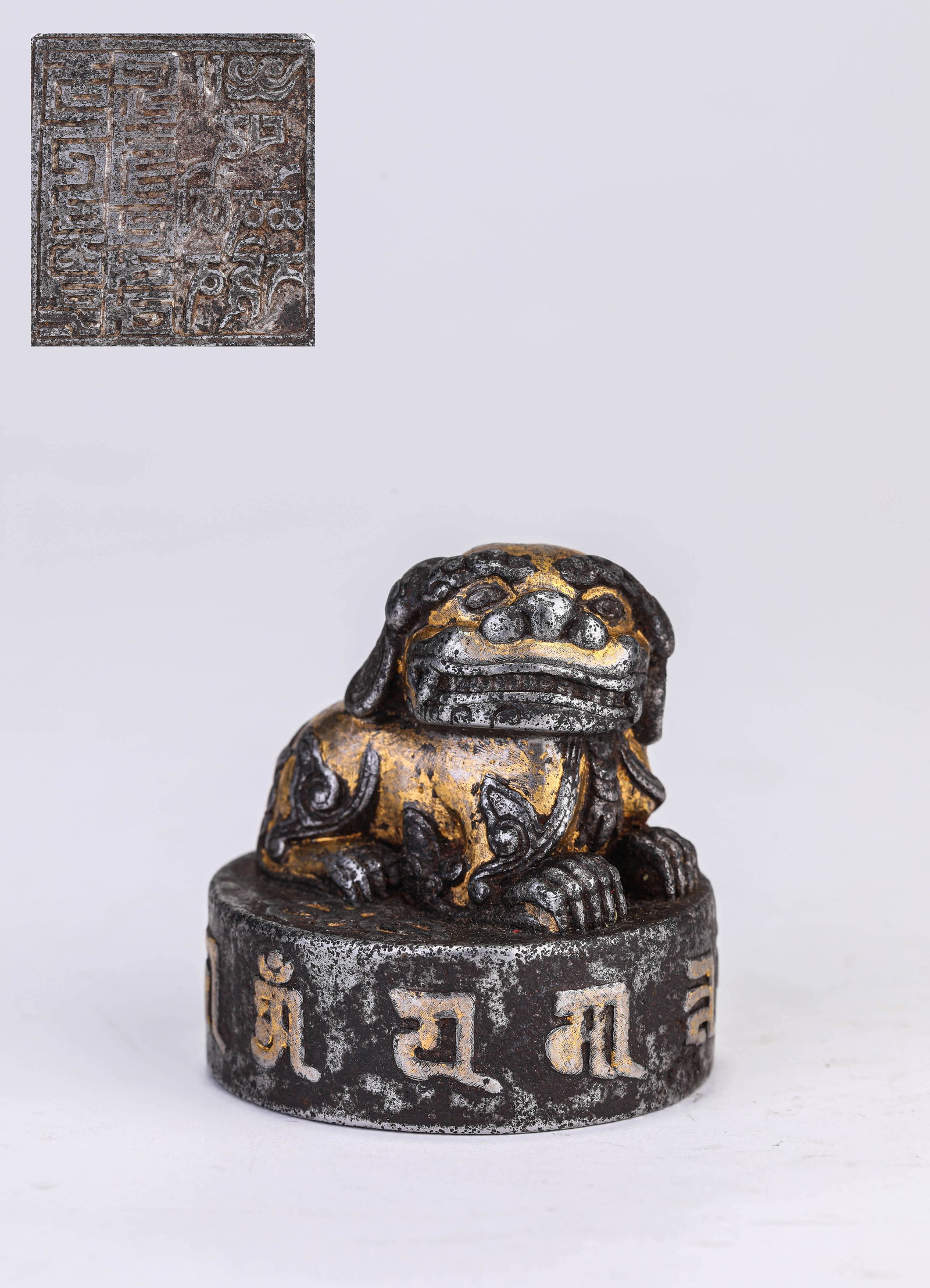 A TIBETAN 'HIGH-RANKING' IRON AND GOLD CHAMPLEVé 'SNOW LION' SEAL: A TIBETAN 'HIGH-RANKING' IRON AND GOLD CHAMPLEVé 'SNOW LION' SEAL Dimensions: Weight: 480g. Width: 5.3 cm (2.09 in) x Height: 5.5 cm (2.17 in). All measurements are approximate.