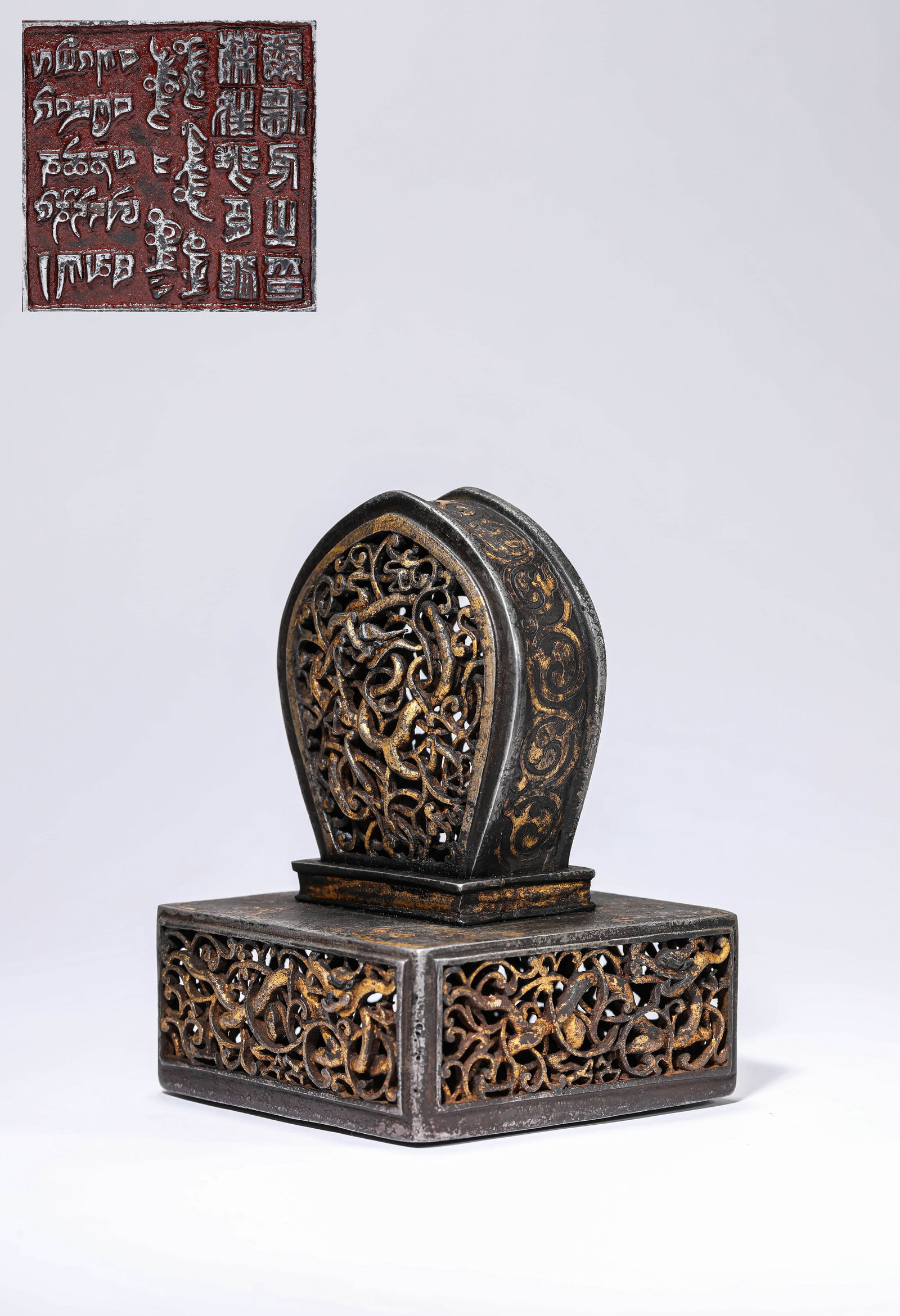 AN IRON AND GOLD CHAMPLEVé 'OPENWORK' 'HIGH-RANKING TEMPLE' SEAL: AN IRON AND GOLD CHAMPLEVé 'OPENWORK' 'HIGH-RANKING TEMPLE' SEAL Dimensions: Weight: 1251g. Width: 10.6 cm (4.17 in) x Height: 15.0 cm (5.91 in). All measurements are approximate.