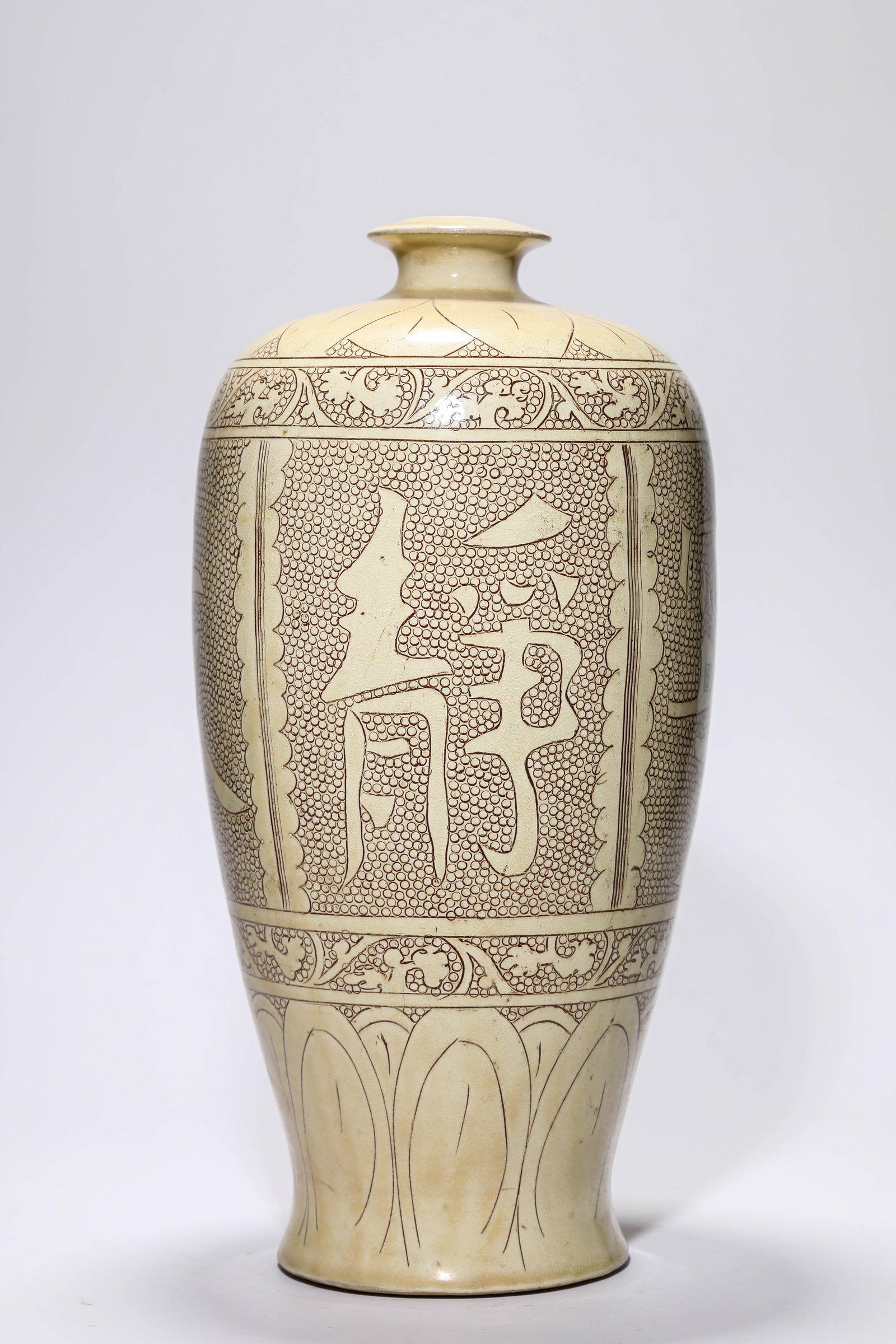 A CIZHOU-TYPE 'CARVED FLORAL' MEIPING - 2