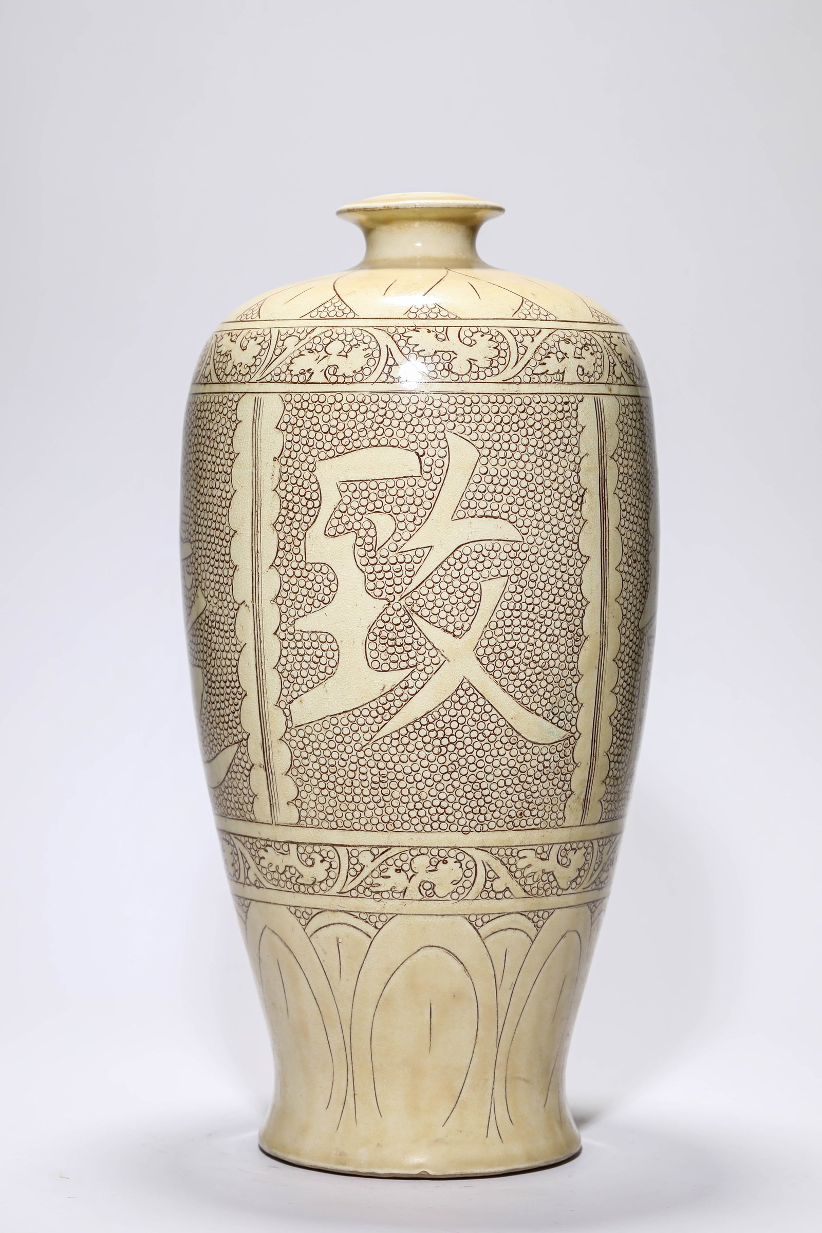 A CIZHOU-TYPE 'CARVED FLORAL' MEIPING - 3