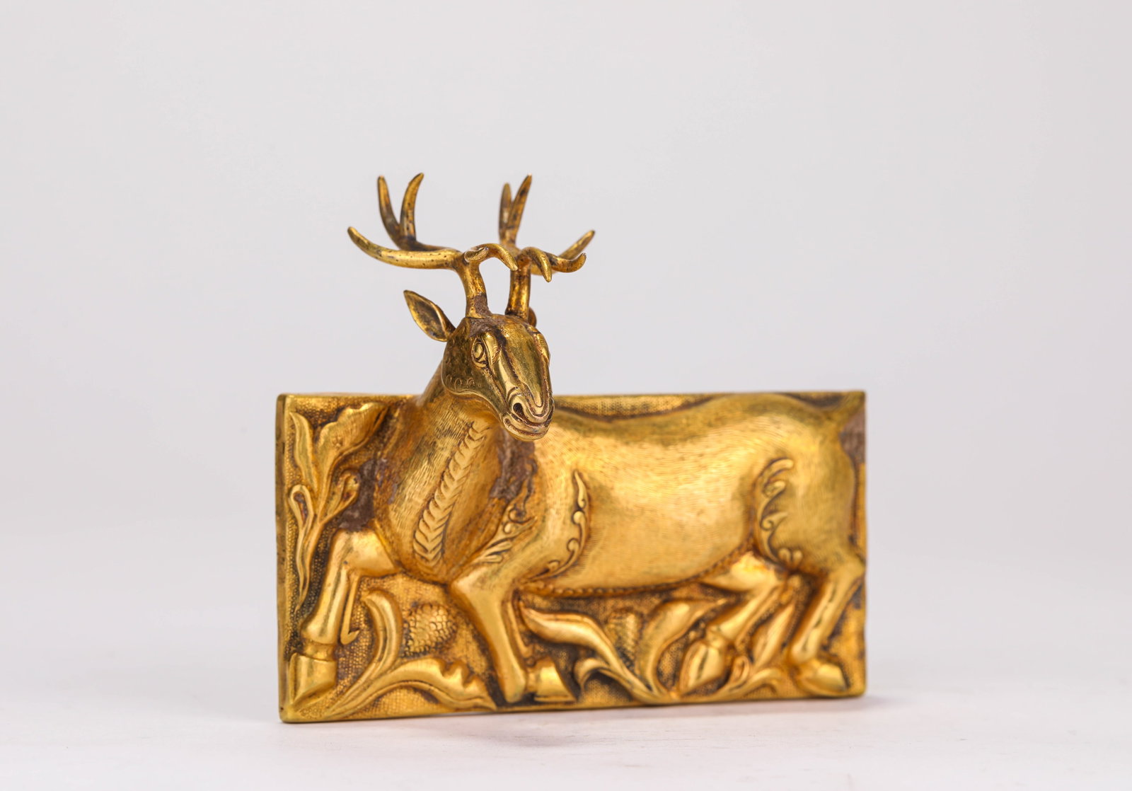 A GILT-SILVER 'DEER' PLAQUE: A GILT-SILVER 'DEER' PLAQUE Dimensions: Weight: 100g. Length: 11.0 cm (4.33 in) x Width: 5.8 cm (2.28 in) x Height: 9.0 cm (3.54 in). All measurements are approximate.