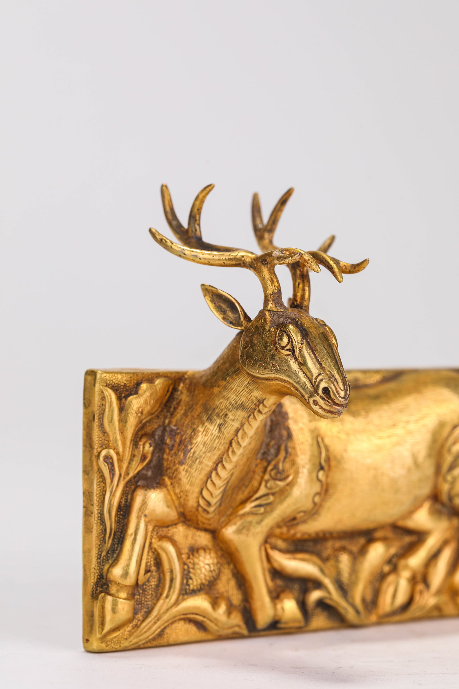 A GILT-SILVER 'DEER' PLAQUE - 3