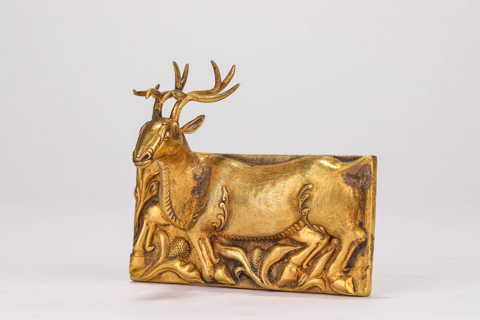 A GILT-SILVER 'DEER' PLAQUE - 4