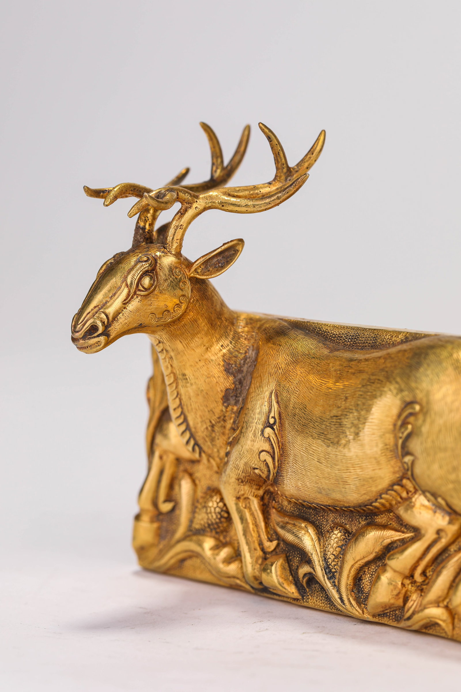 A GILT-SILVER 'DEER' PLAQUE - 5