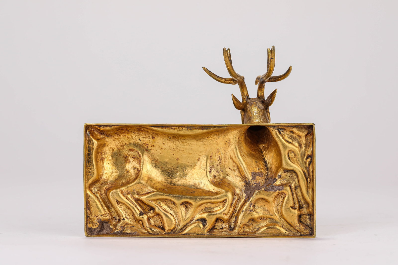 A GILT-SILVER 'DEER' PLAQUE - 6