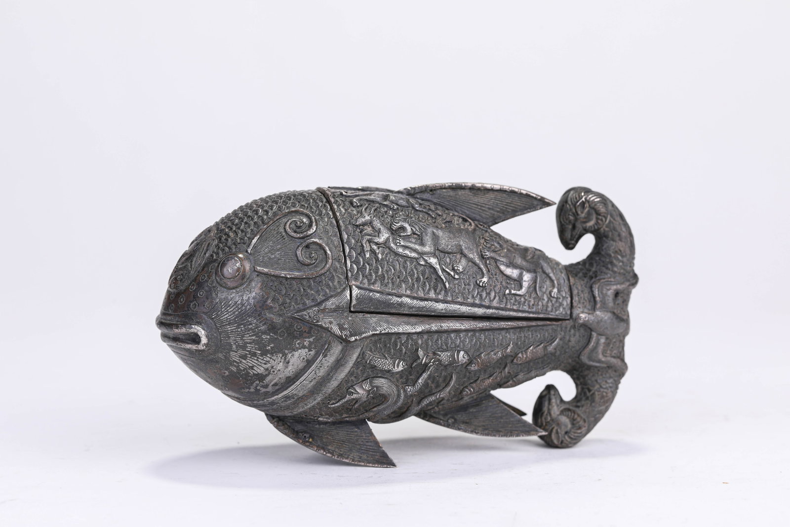 A SILVER 'FISH-FORM' COVERED BOX: A SILVER 'FISH-FORM' COVERED BOX Dimensions: Weight: 300g. Length: 14.3 cm (5.63 in) x Width: 6.3 cm (2.48 in) x Height: 8.0 cm (3.15 in). All measurements are approximate.