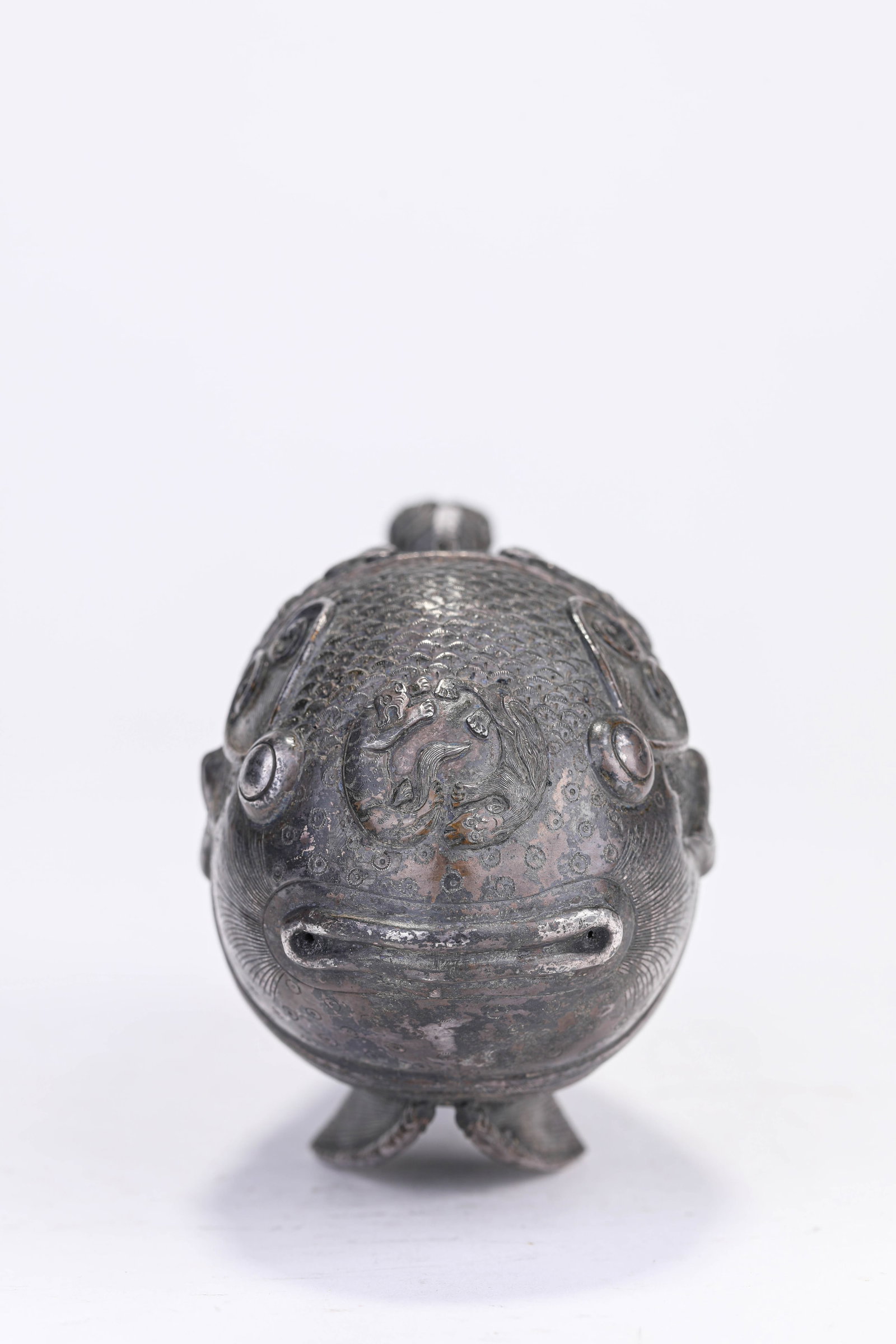 A SILVER 'FISH-FORM' COVERED BOX - 2