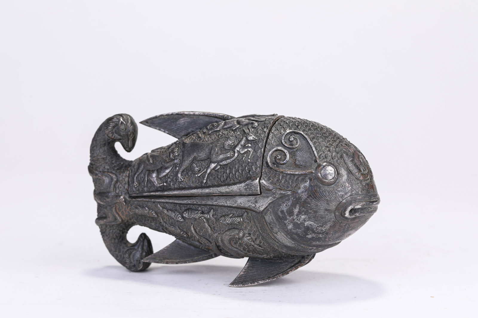 A SILVER 'FISH-FORM' COVERED BOX - 3