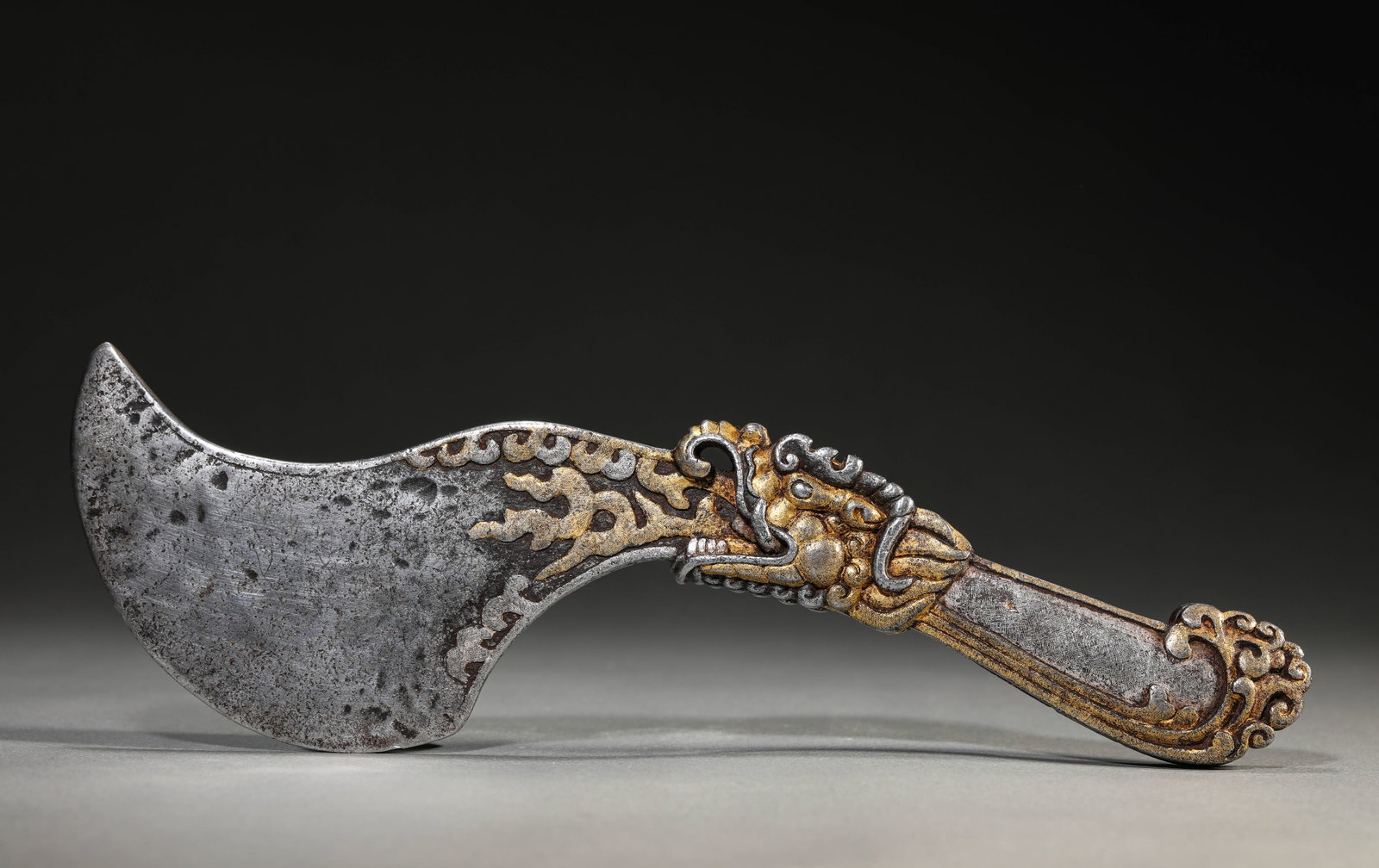 A TIBETAN IRON AND GOLD CHAMPLEVé 'VAJRA AND DRAGON-HEAD' RITUAL OBJECT: A TIBETAN IRON AND GOLD CHAMPLEVé 'VAJRA AND DRAGON-HEAD' RITUAL OBJECT Dimensions: Weight: 620g. Length: 27.0 cm (10.63 in) x Width: 2.0 cm (0.79 in) x Height: 8.5 cm (3.35 in). All measurements
