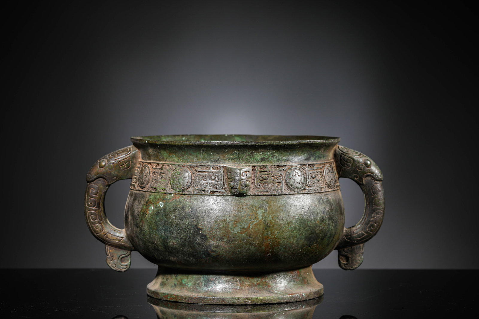 A BRONZE 'GUI' RITUAL FOOD VESSEL: A BRONZE 'GUI' RITUAL FOOD VESSEL Dimensions: Weight: 2450g. Length: 28.0 cm (11.02 in) x Width: 20.5 cm (8.07 in) x Height: 14.8 cm (5.83 in). All measurements are approximate.