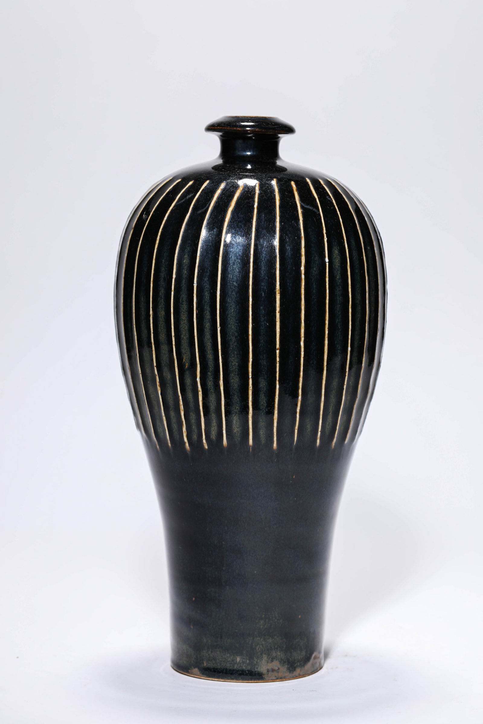 A BLACK-GLAZED MEIPING: A BLACK-GLAZED MEIPING Dimensions: Width: 14.7 cm (5.79 in) x Height: 31.3 cm (12.32 in). All measurements are approximate.