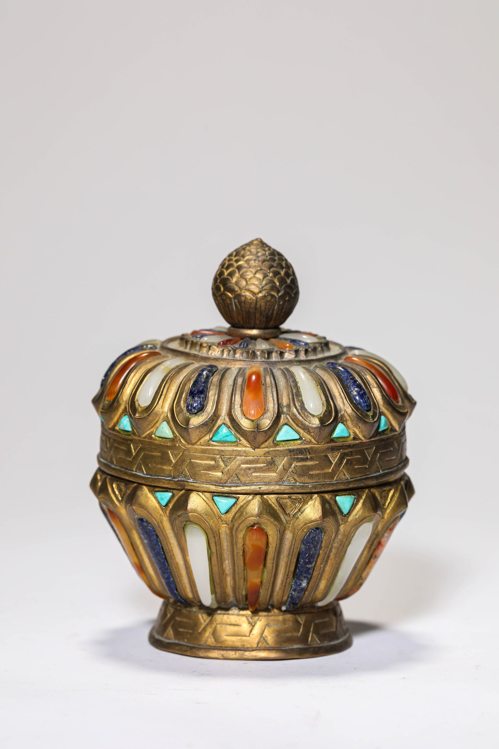 A GILT-BRONZE AND 'HUNDRED TREASURES' -INLAID COVERED JAR (1 of 4)
