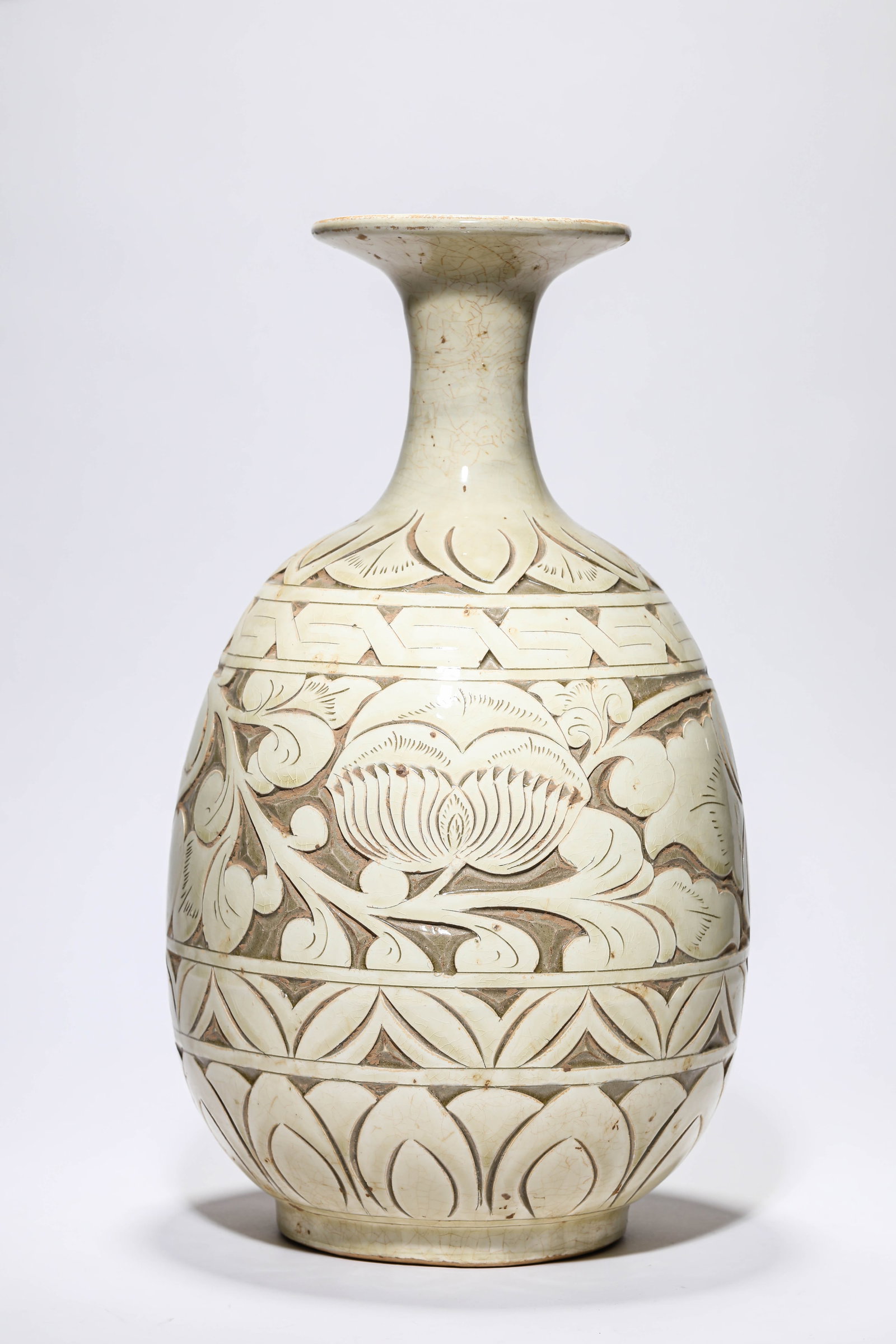 A CIZHOU-TYPE 'CARVED FLORAL'VASE (1 of 5)