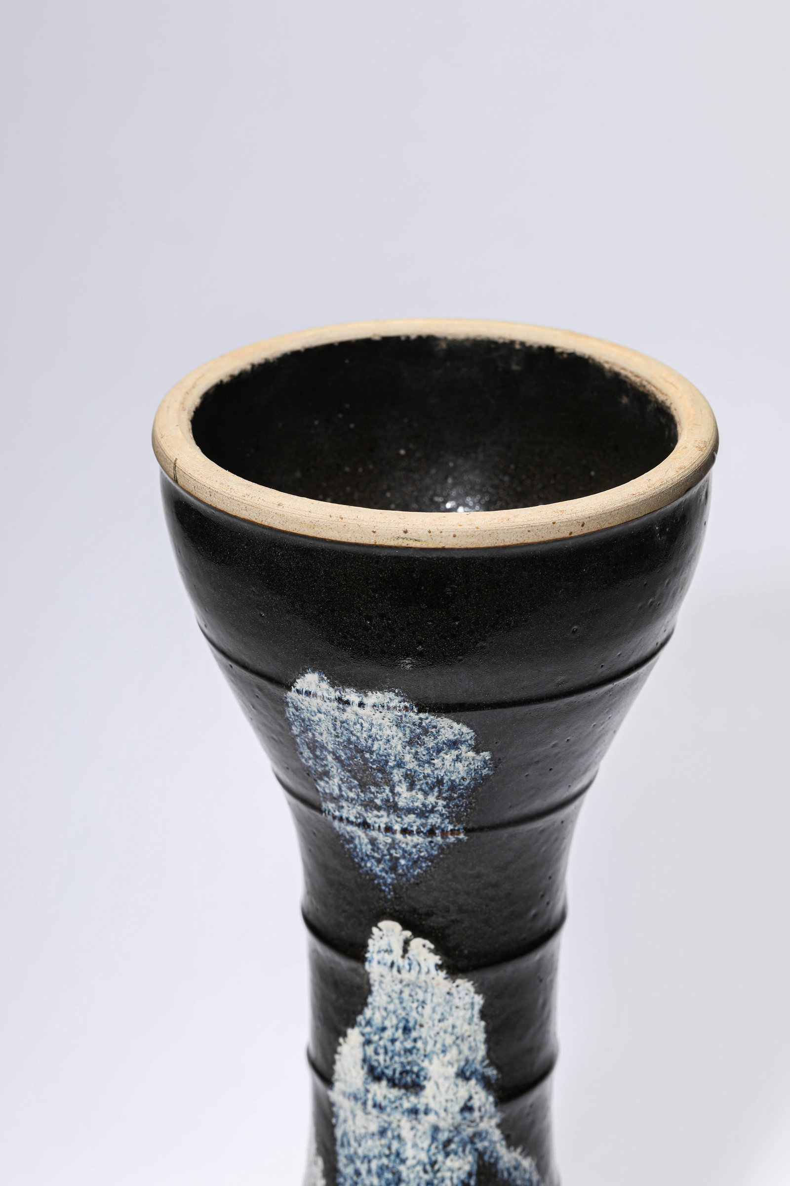A BLACK-GLAZED 'DRUM-FORM' VASE - 2