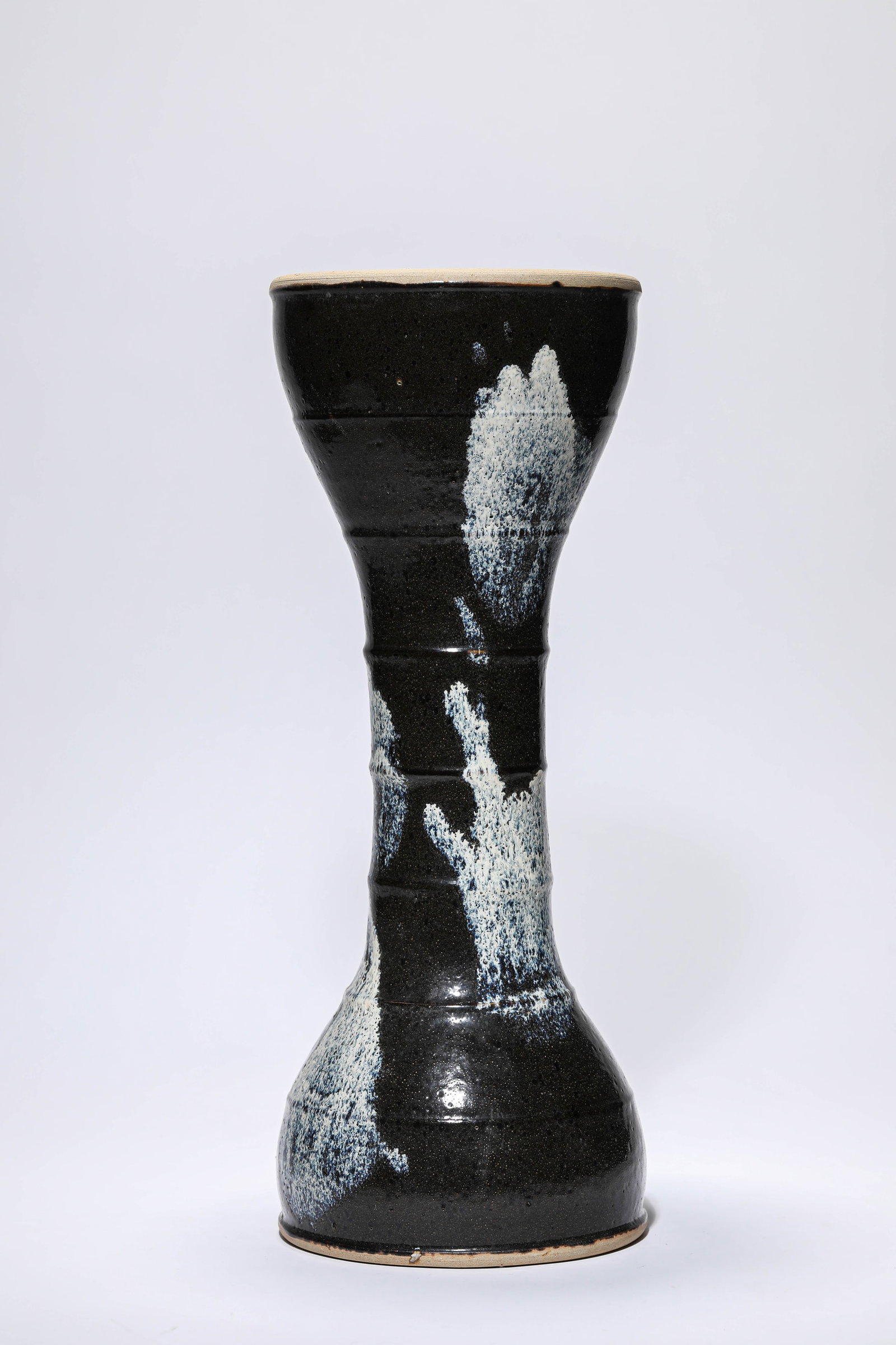 A BLACK-GLAZED 'DRUM-FORM' VASE - 3
