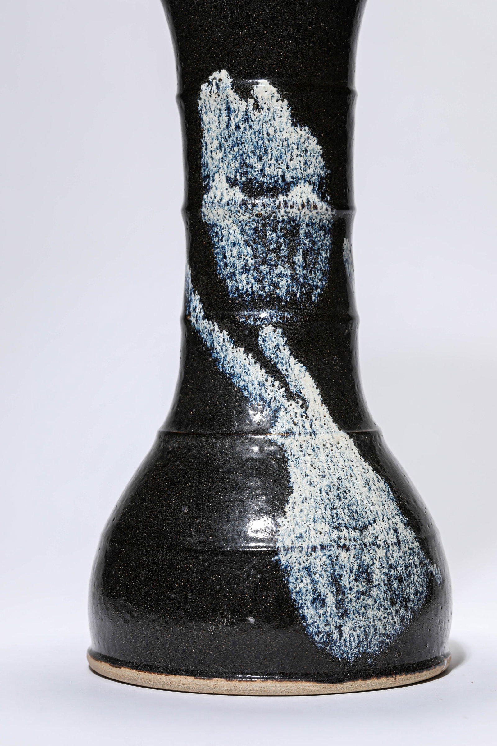 A BLACK-GLAZED 'DRUM-FORM' VASE - 4