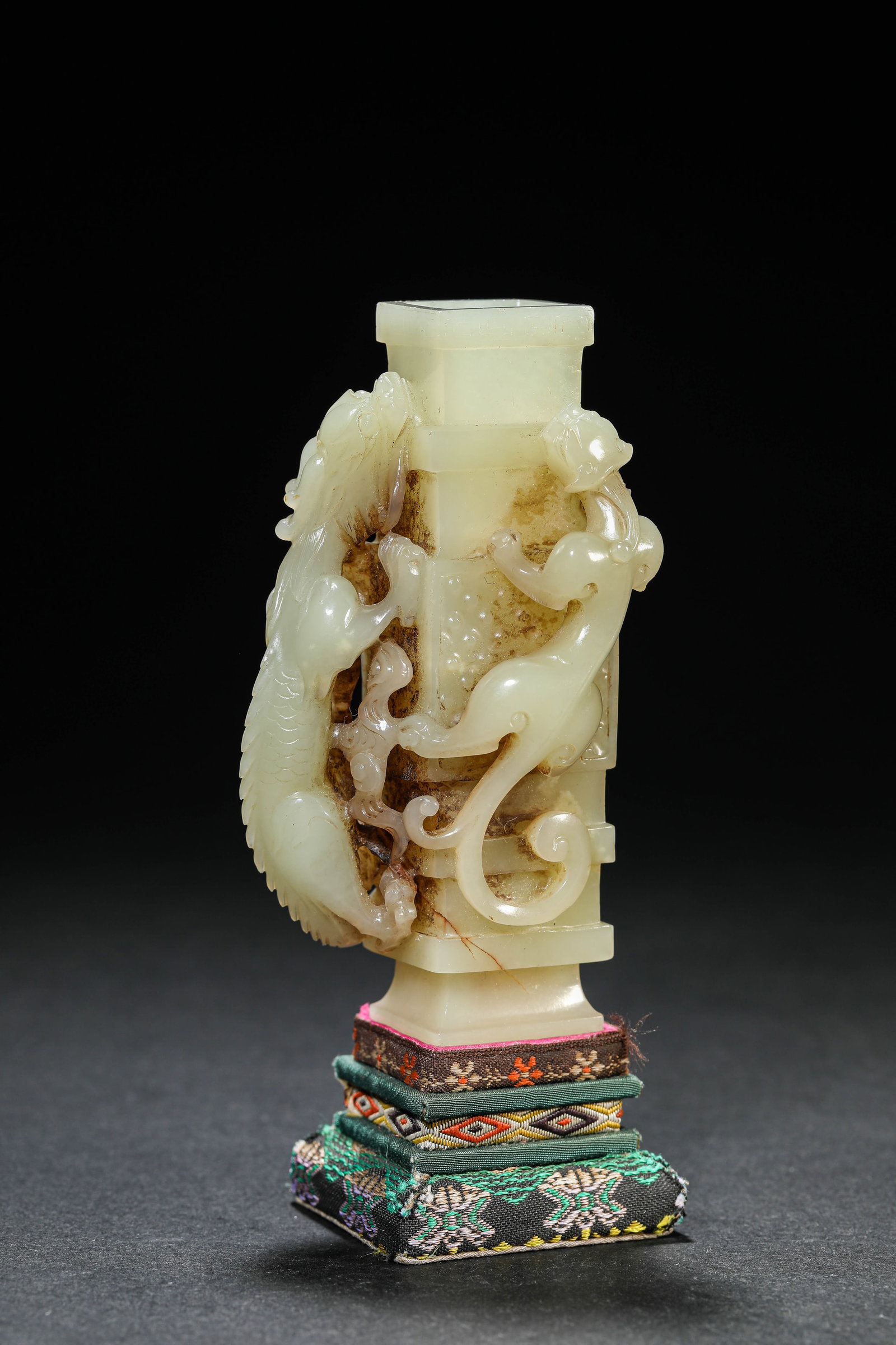 A JADE 'DRAGON INSTRUCTING ITS YOUNG' VASE: A JADE 'DRAGON INSTRUCTING ITS YOUNG' VASE Dimensions: Length: 5.8 cm (2.28 in) x Width: 4.3 cm (1.69 in) x Height: 11.9 cm (4.69 in). All measurements are approximate.
