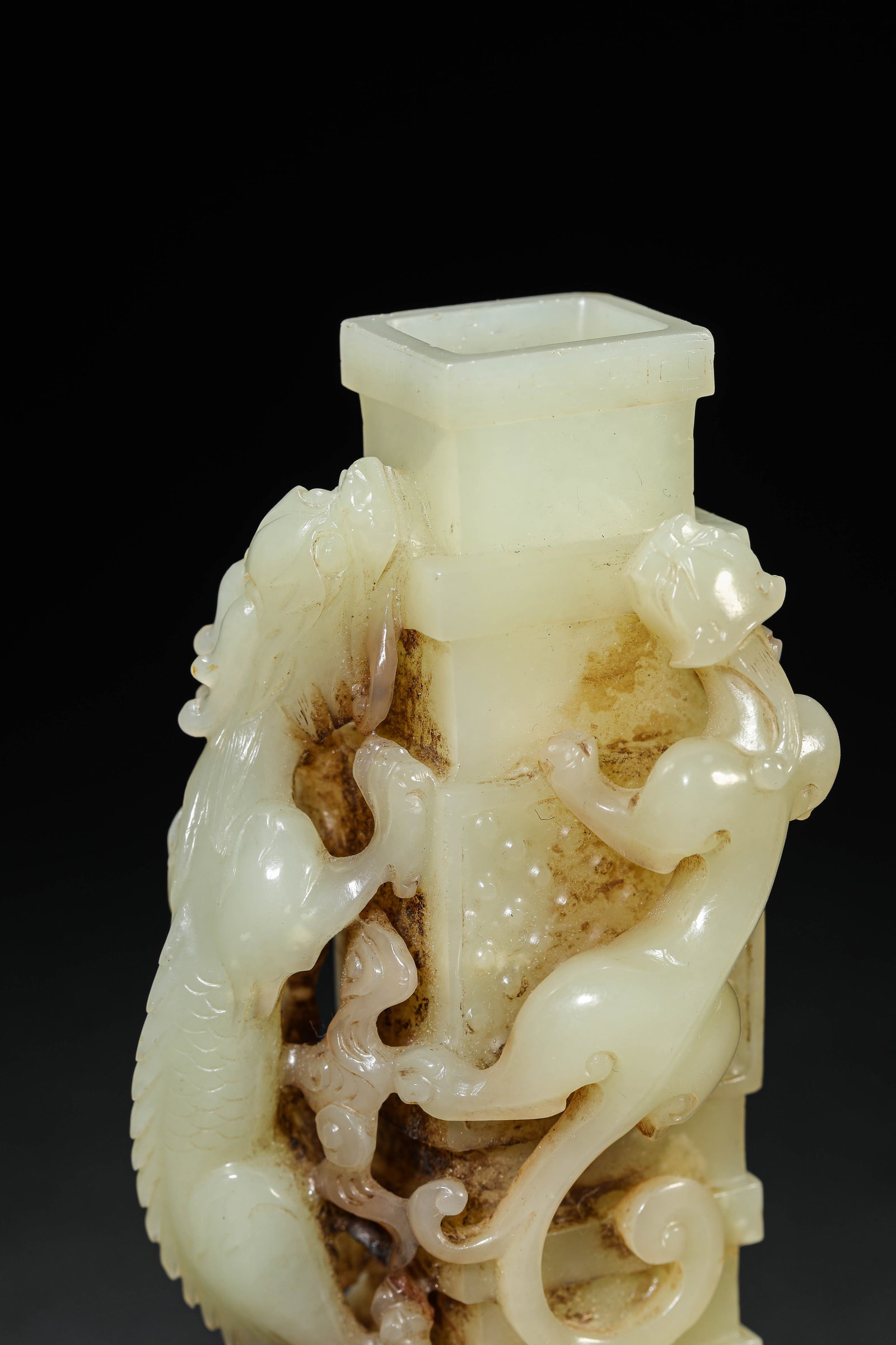 A JADE 'DRAGON INSTRUCTING ITS YOUNG' VASE - 2
