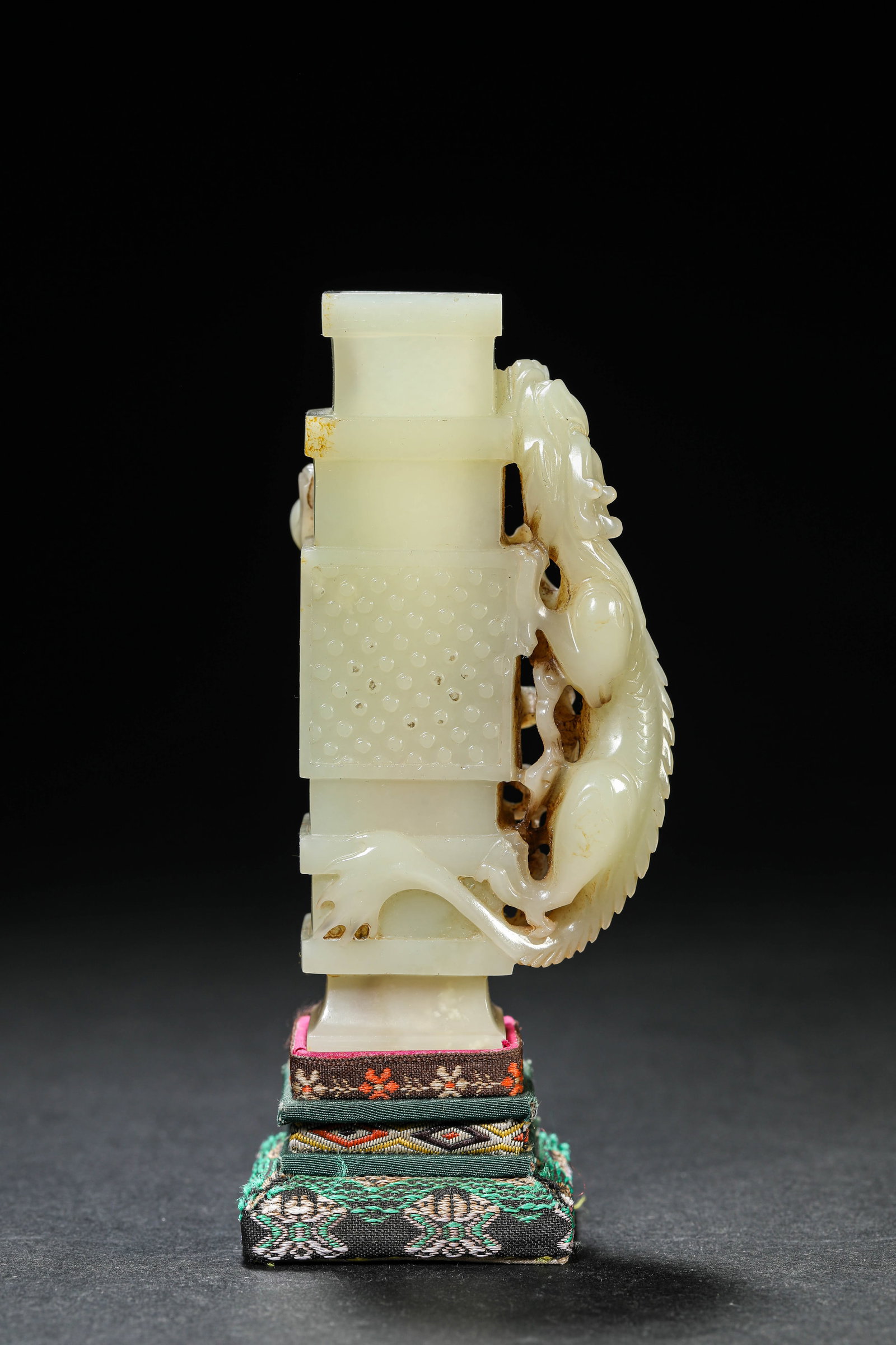 A JADE 'DRAGON INSTRUCTING ITS YOUNG' VASE - 3