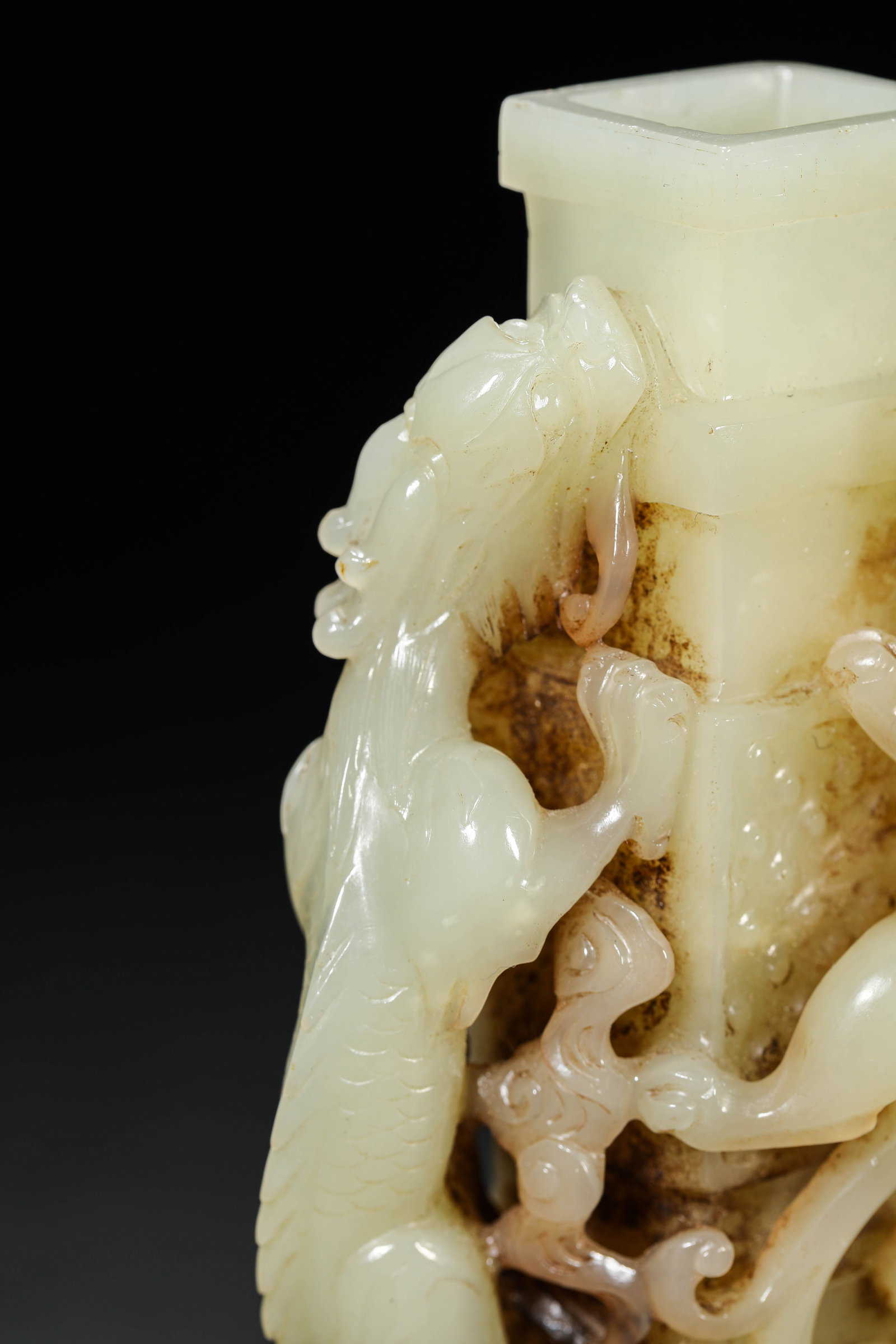 A JADE 'DRAGON INSTRUCTING ITS YOUNG' VASE - 6